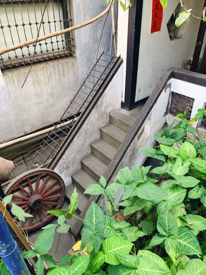 入り口が信じられないほど狭い喫茶店