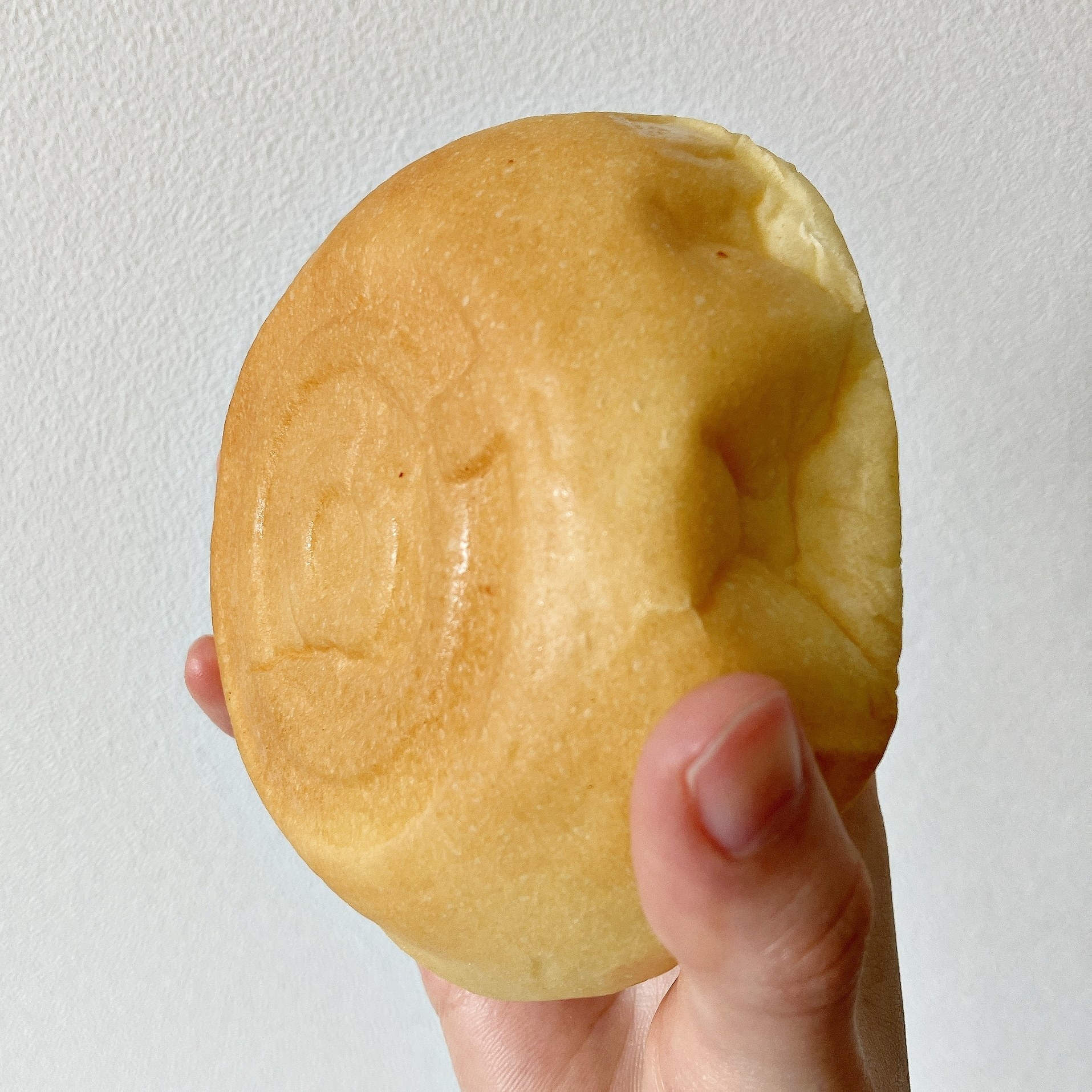 FamilyMart(ファミリーマート)のおすすめ菓子パン「プリンパン(ホイップクリーム)」