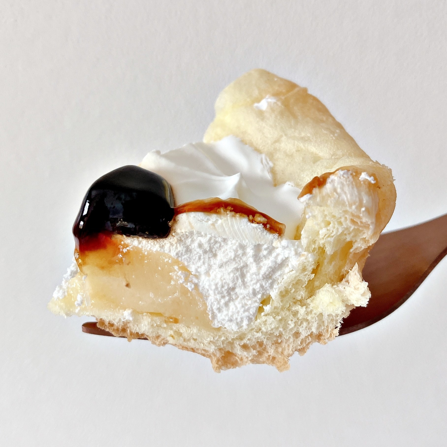 FamilyMart(ファミリーマート)のおすすめ菓子パン「プリンパン(ホイップクリーム)」