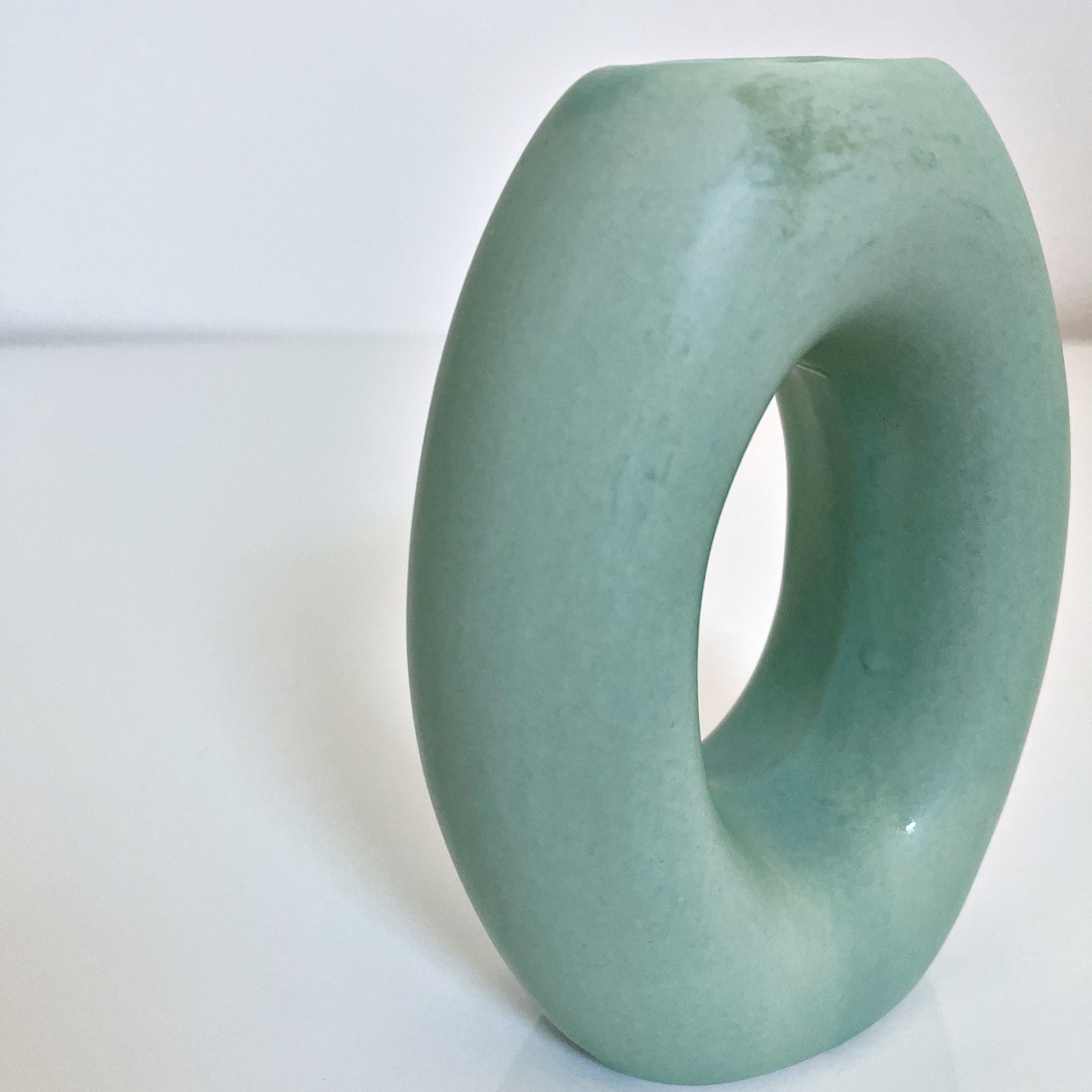 DAISO（ダイソー）のおすすめインテリア「フラワーベース（ブルー）」