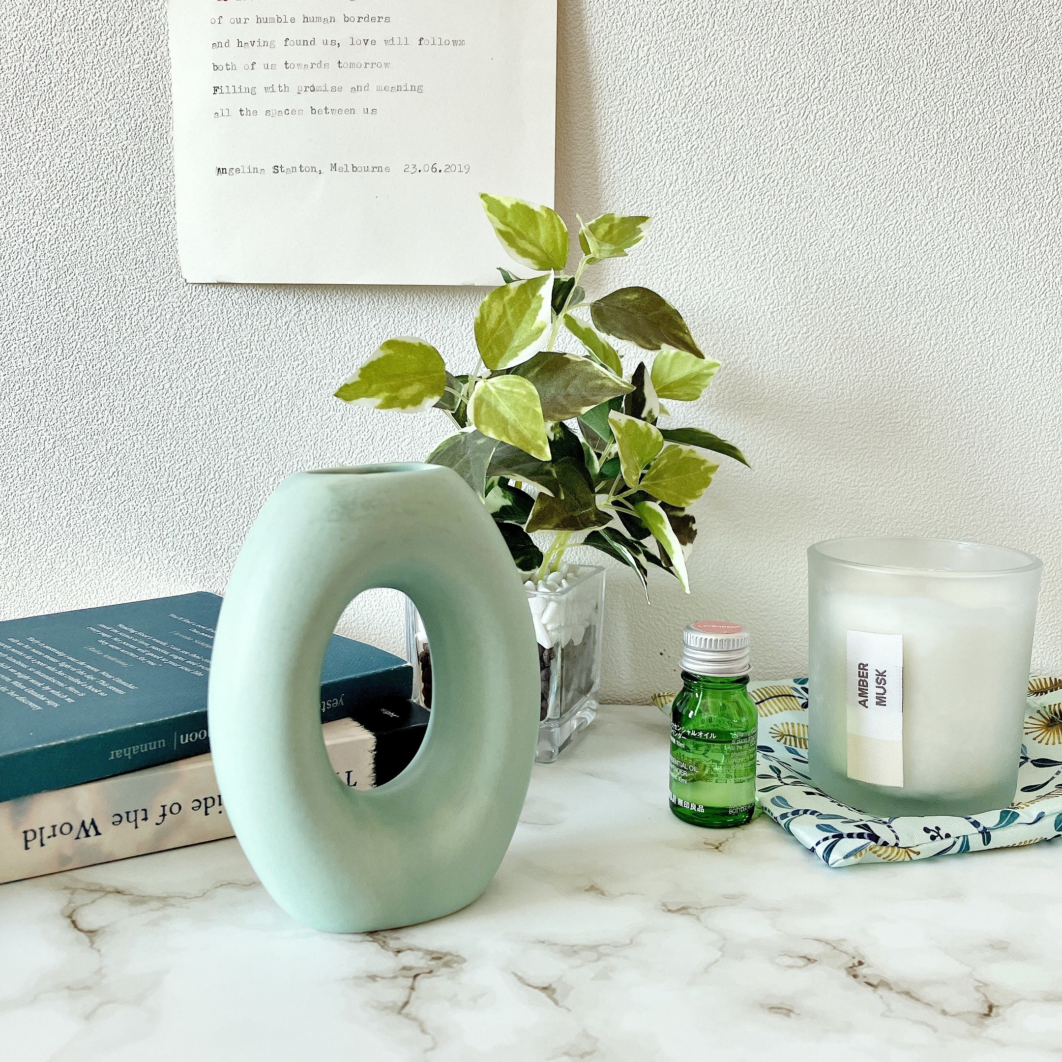 DAISO（ダイソー）のおすすめインテリア「フラワーベース（ブルー）」