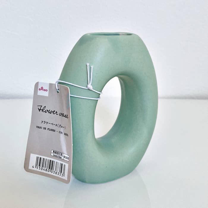 DAISO（ダイソー）のおすすめインテリア「フラワーベース（ブルー）」