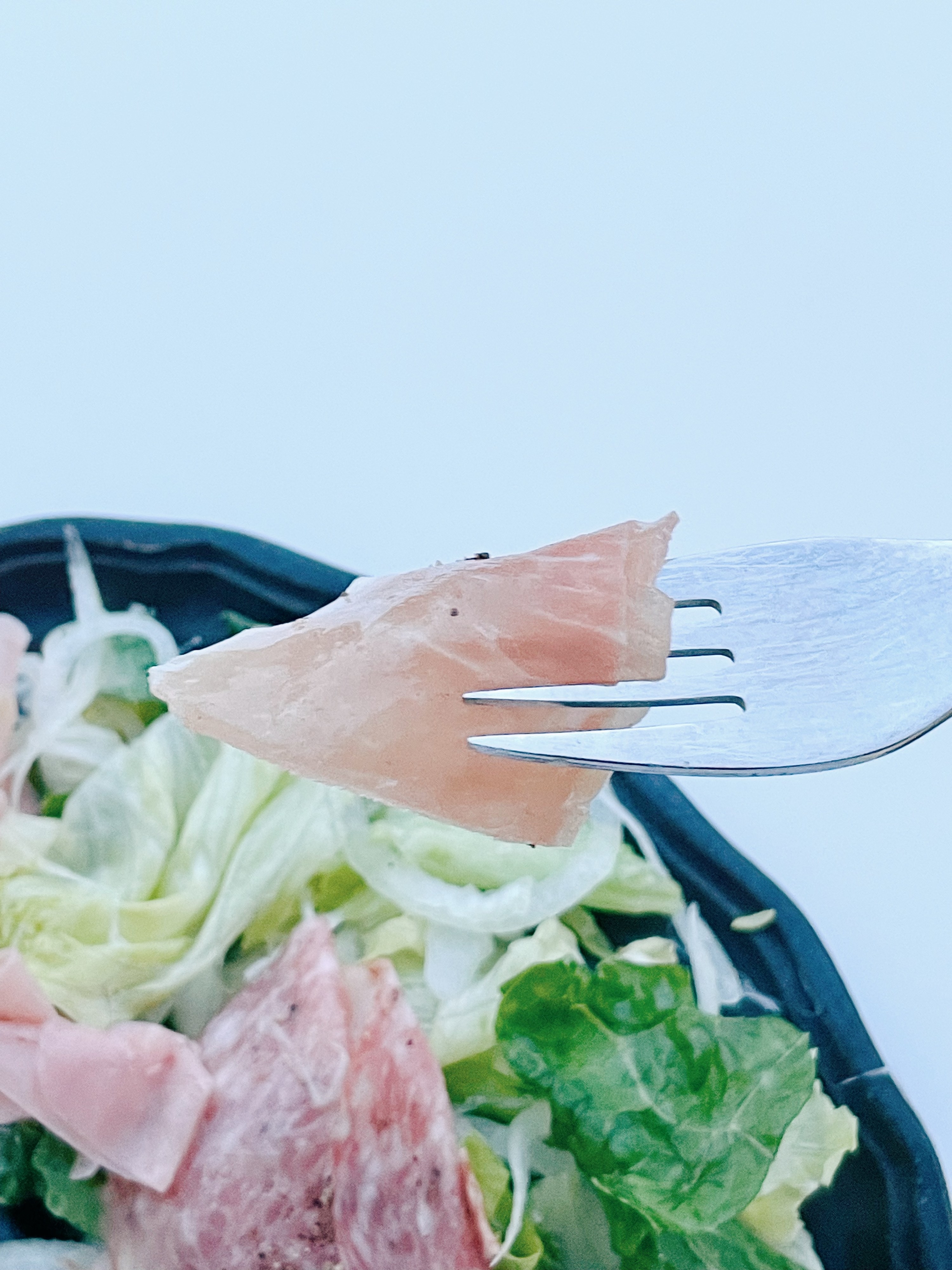 セブンのオススメサラダ「ルッコラを添えたソフトサラミと生ハムのサラダ」