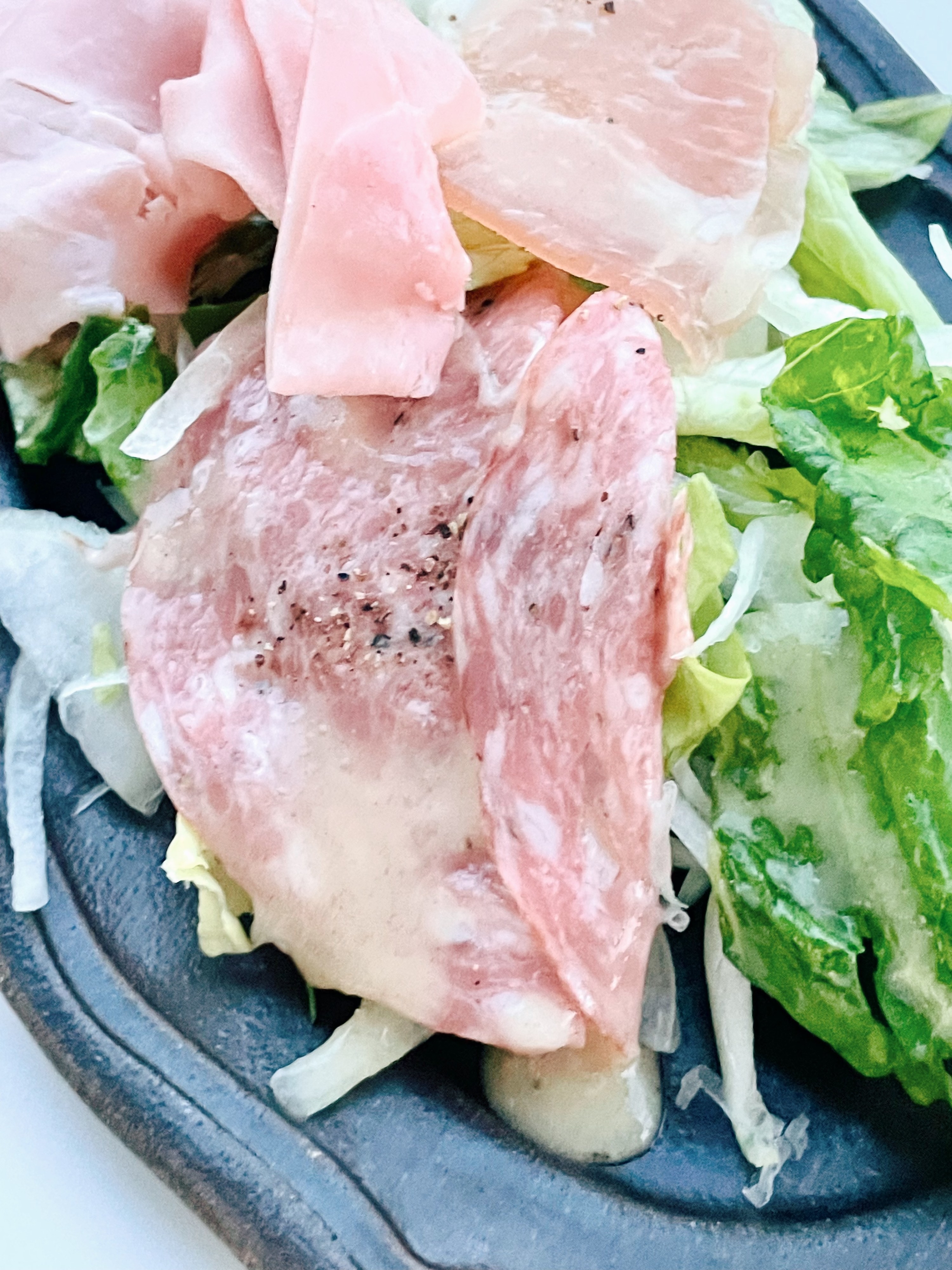 セブンのオススメサラダ「ルッコラを添えたソフトサラミと生ハムのサラダ」