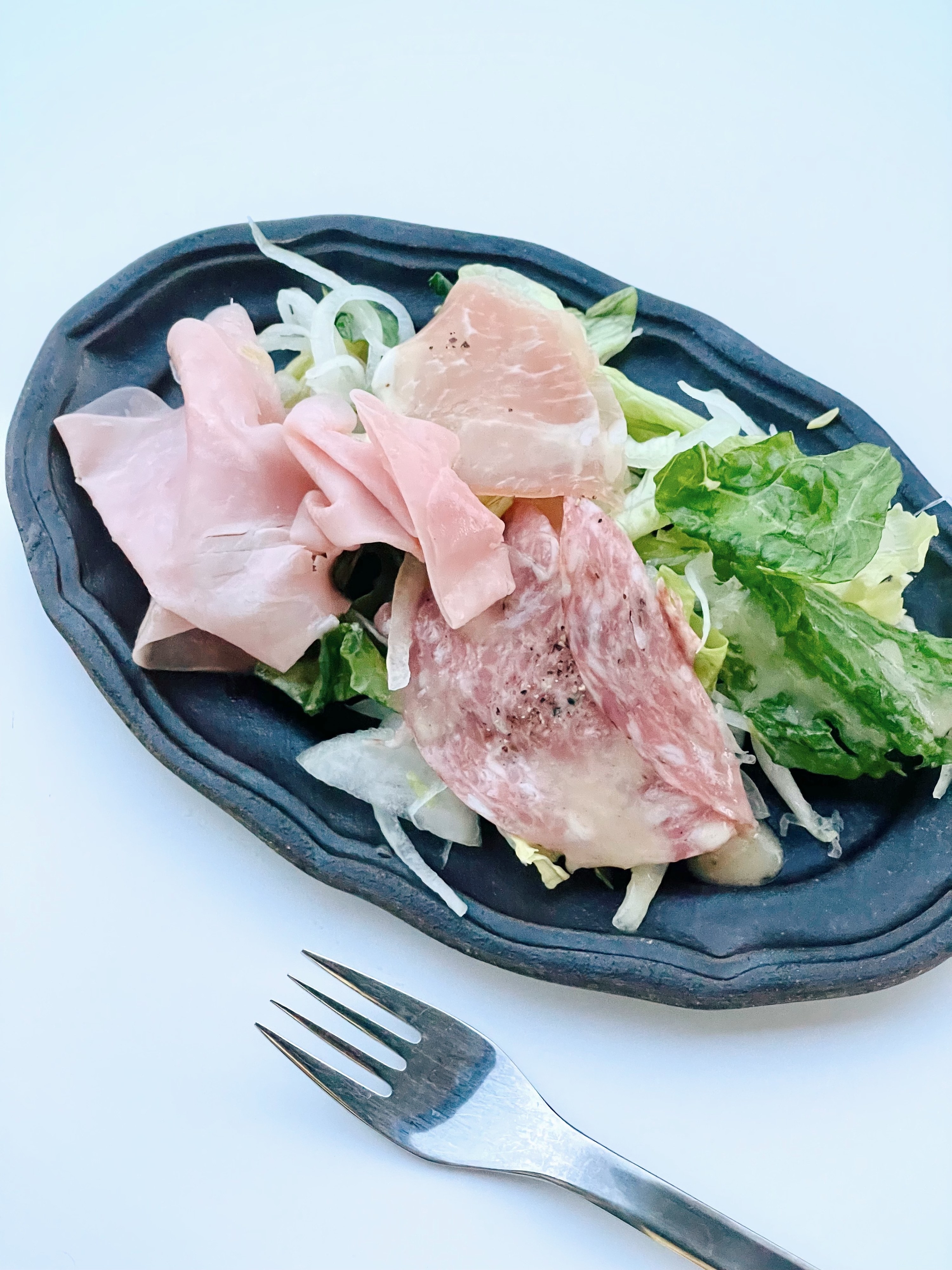 セブンのオススメサラダ「ルッコラを添えたソフトサラミと生ハムのサラダ」