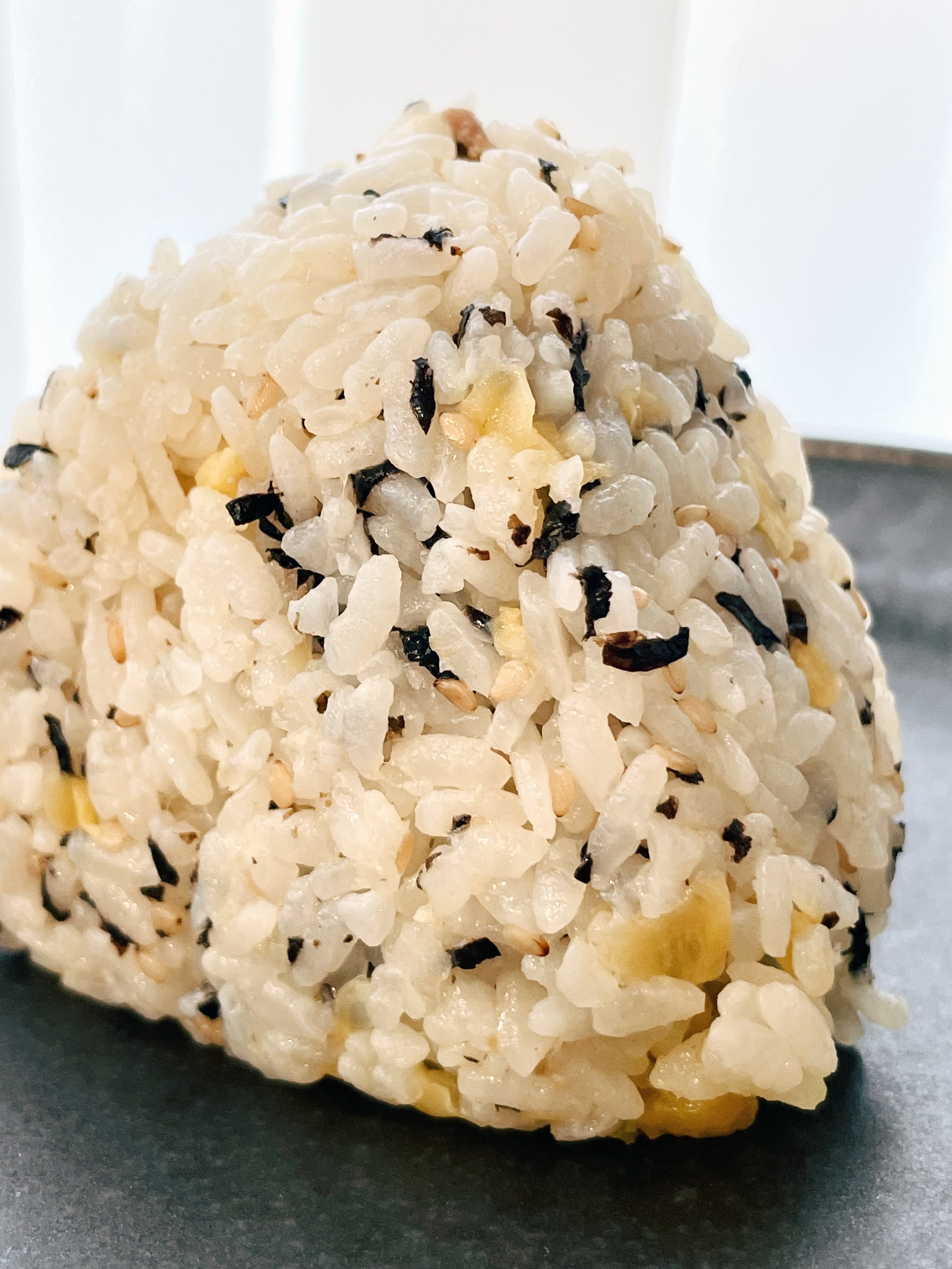 セブンイレブンのおすすめおにぎり「ごま油香る4種具材まぜめし チュモッパ」