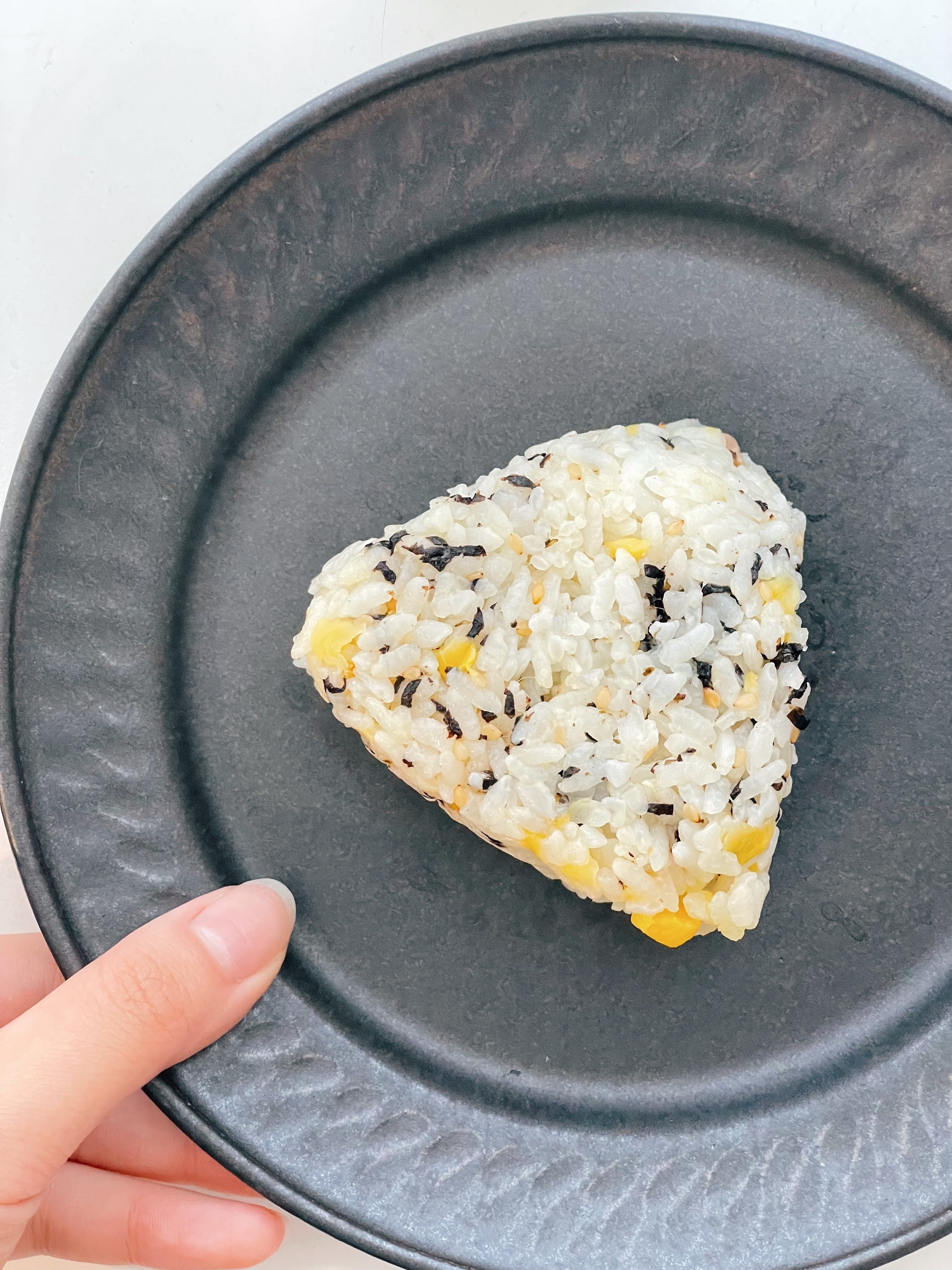 セブンイレブンのおすすめおにぎり「ごま油香る4種具材まぜめし チュモッパ」