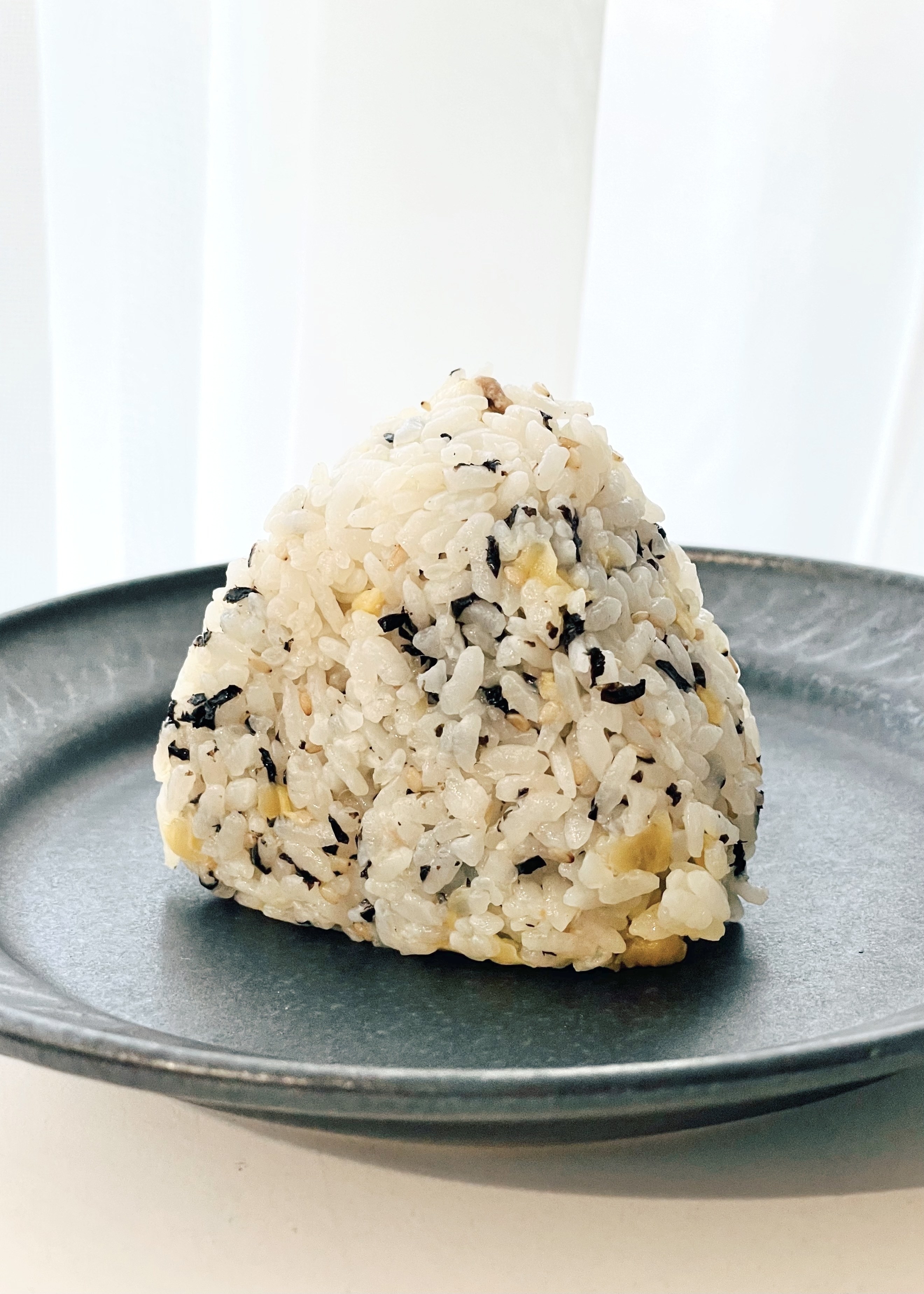 セブンイレブンのおすすめおにぎり「ごま油香る4種具材まぜめし チュモッパ」