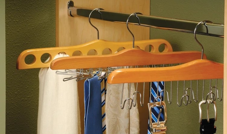 The solid belt wooden hangers