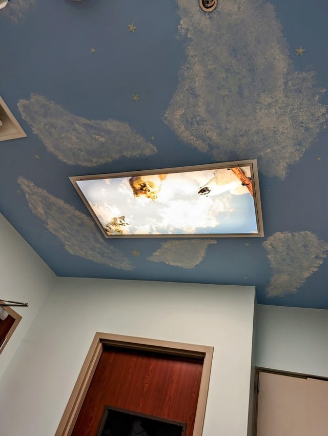 The ceiling of a dentist&#x27;s office