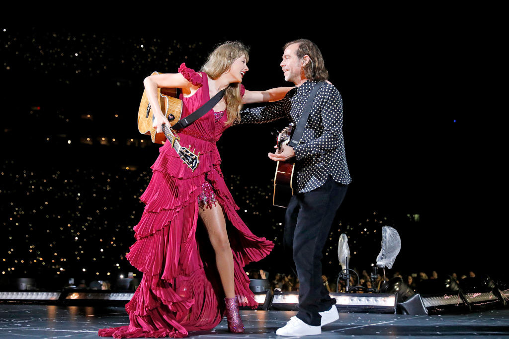 taylor and aaron on stage together