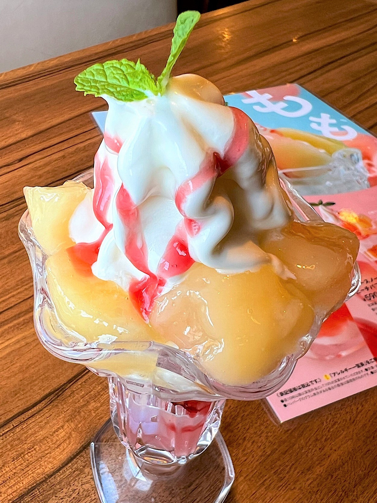 びっくりドンキーのオススメの商品「サマースノーピーチパフェ」