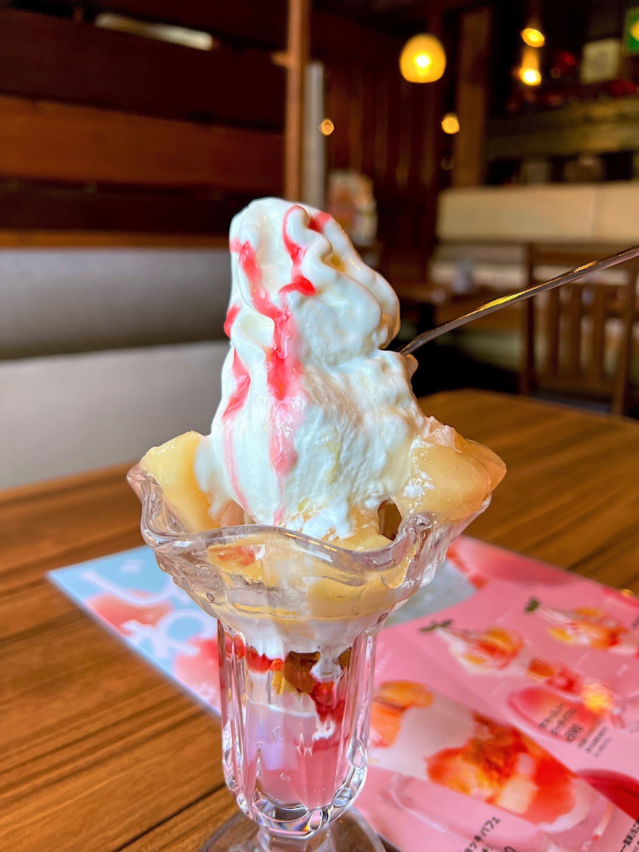 びっくりドンキーのオススメの商品「サマースノーピーチパフェ」