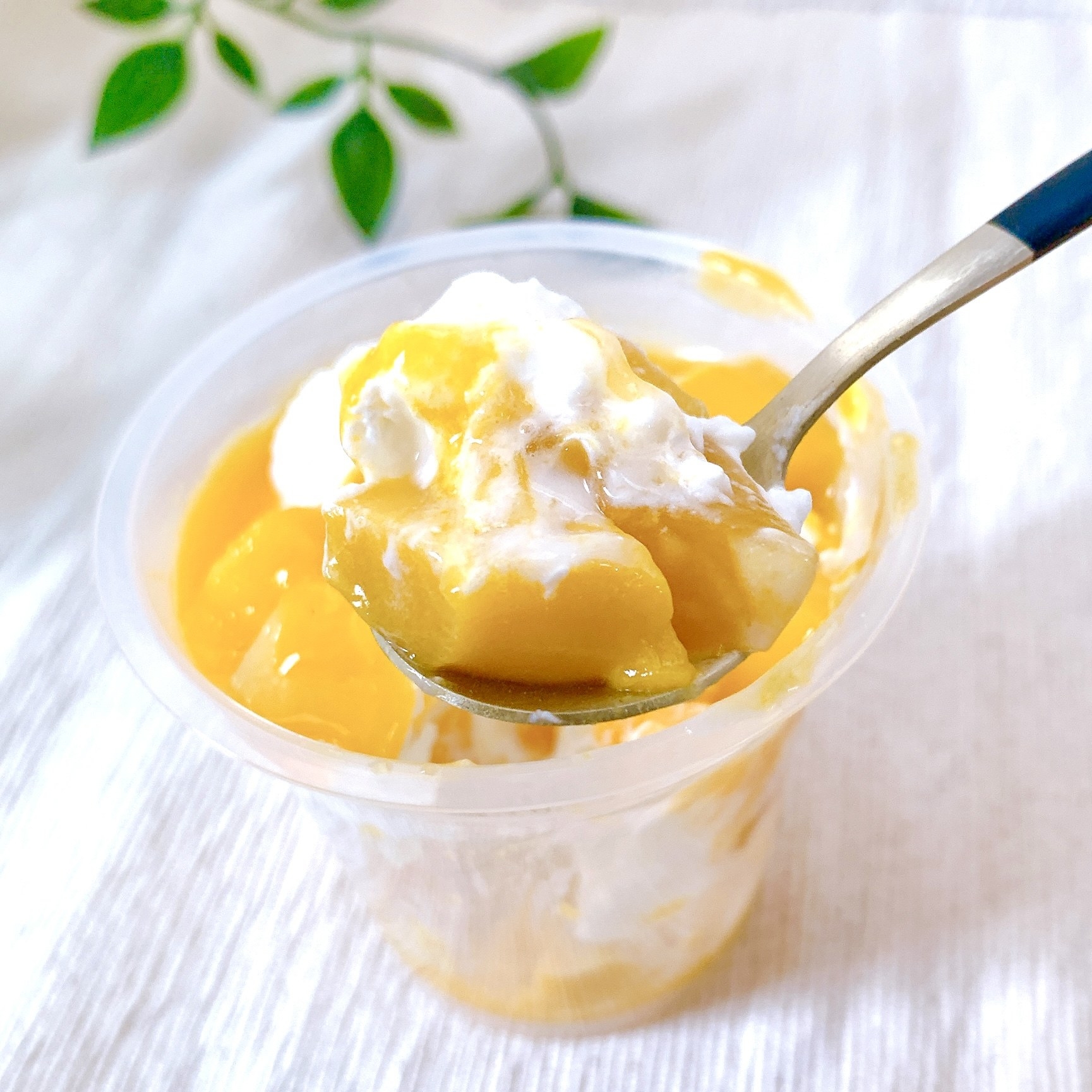 FamilyMart(ファミリーマート)のおすすめのスイーツ「マンゴーラッシー風パフェ」