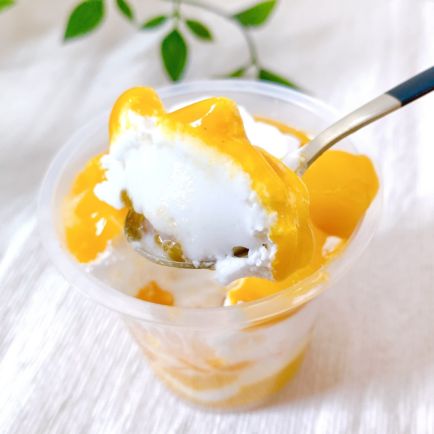 FamilyMart(ファミリーマート)のおすすめのスイーツ「マンゴーラッシー風パフェ」