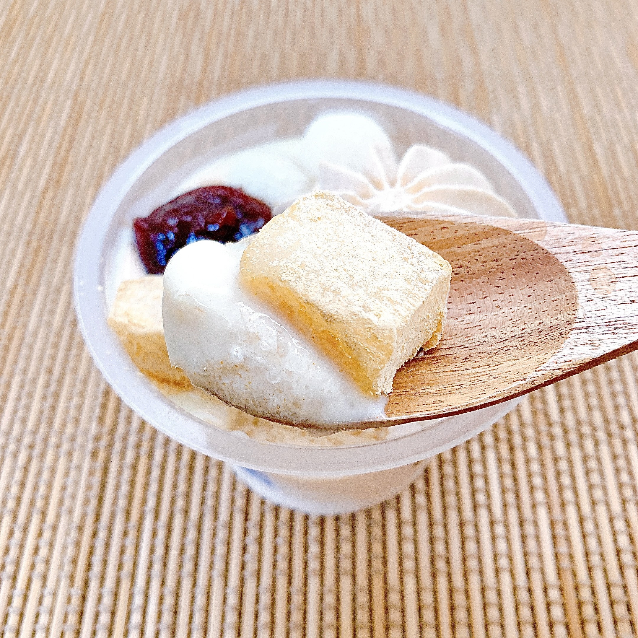 セブン-イレブンのおすすめのアイス「７プレミアム きなこわらび餅 大好きな白くま」