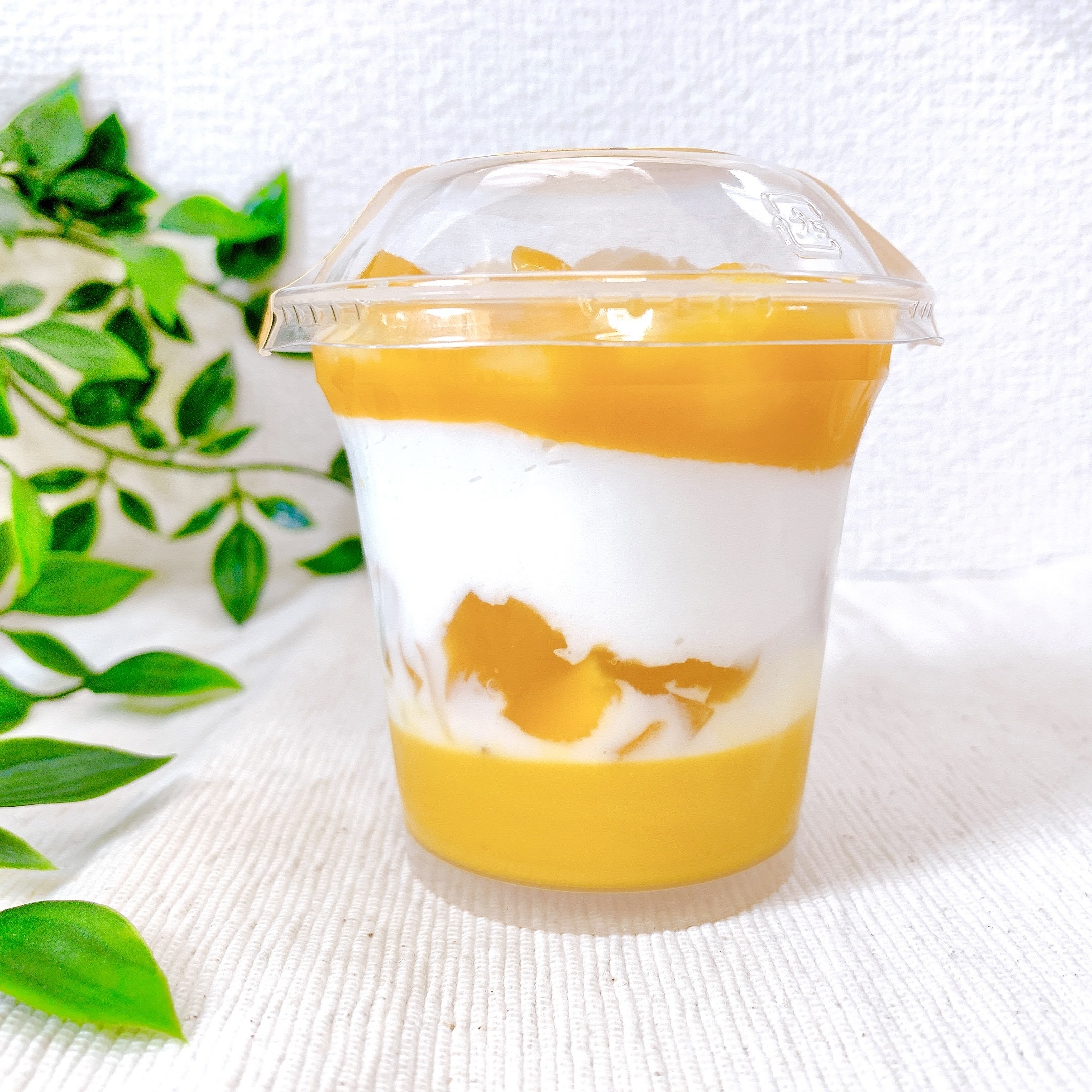 FamilyMart(ファミリーマート)のおすすめのスイーツ「マンゴーラッシー風パフェ」