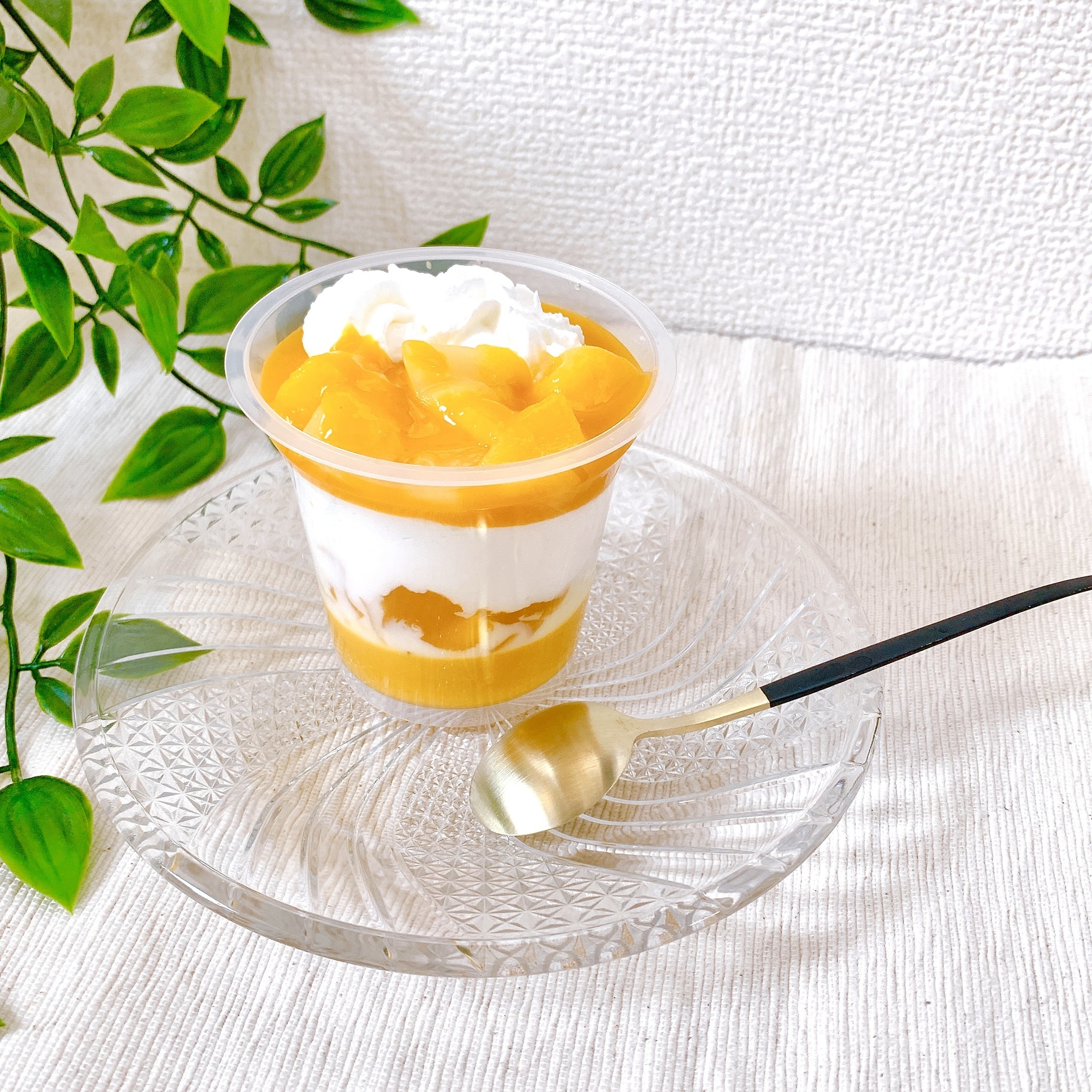 FamilyMart(ファミリーマート)のおすすめのスイーツ「マンゴーラッシー風パフェ」