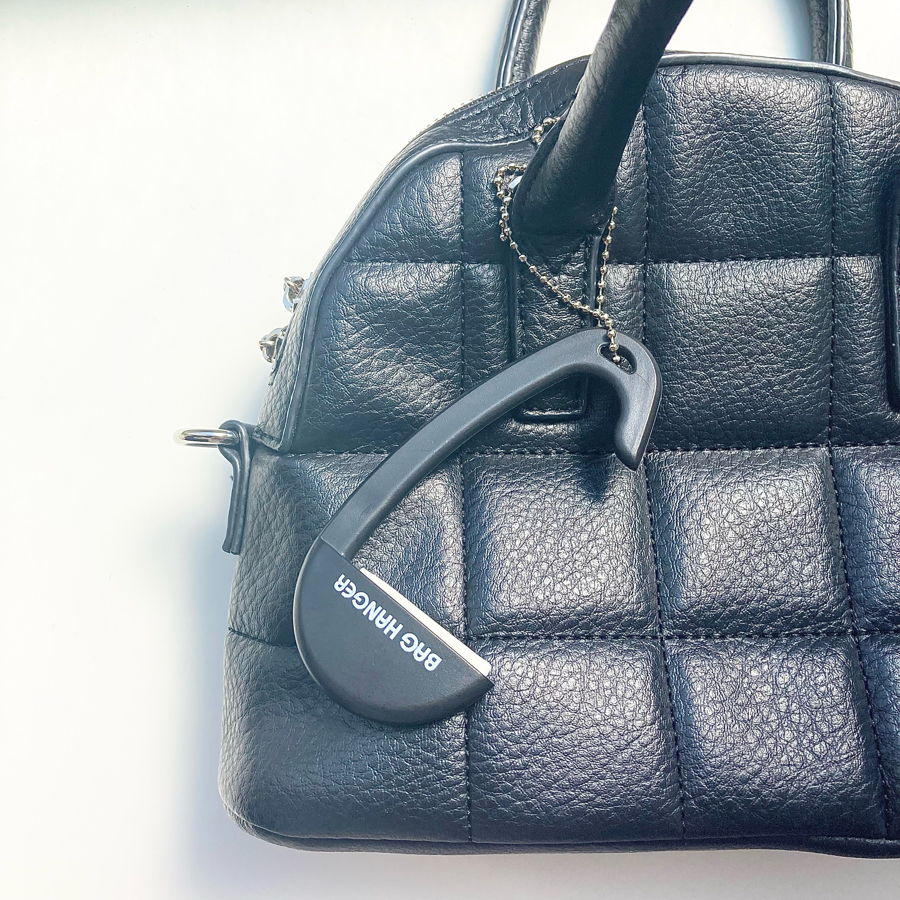 DAISO(ダイソー)の便利アイテム「テーブル用バッグハンガー」