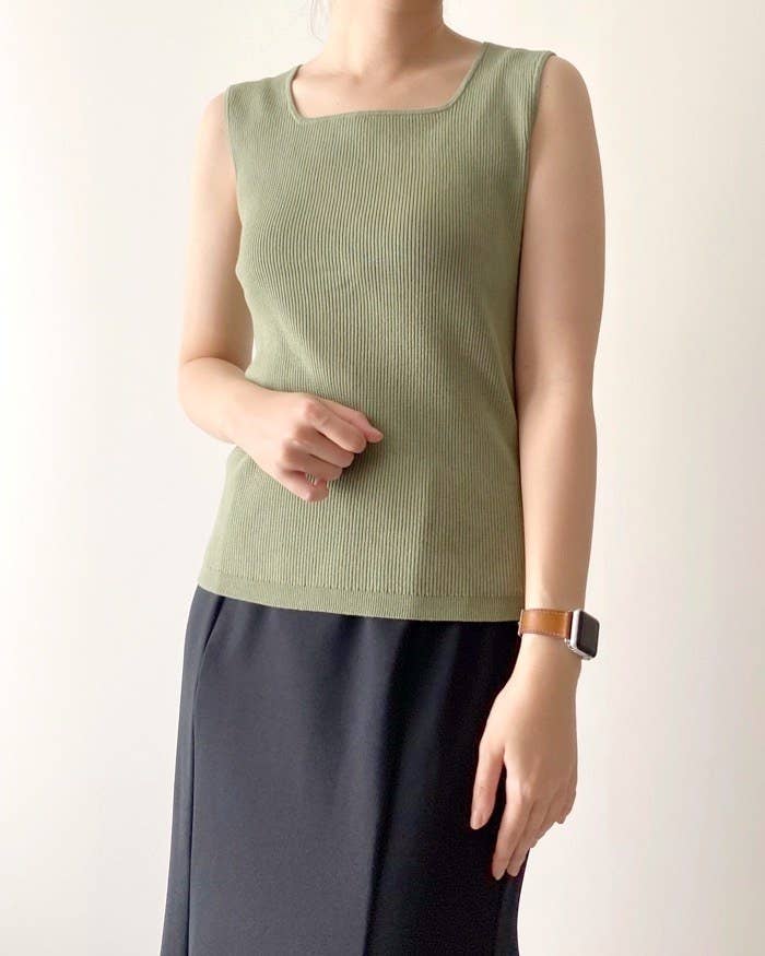GU（ジーユー）のおすすめトップス「リブスクエアネックニットタンクトップ」