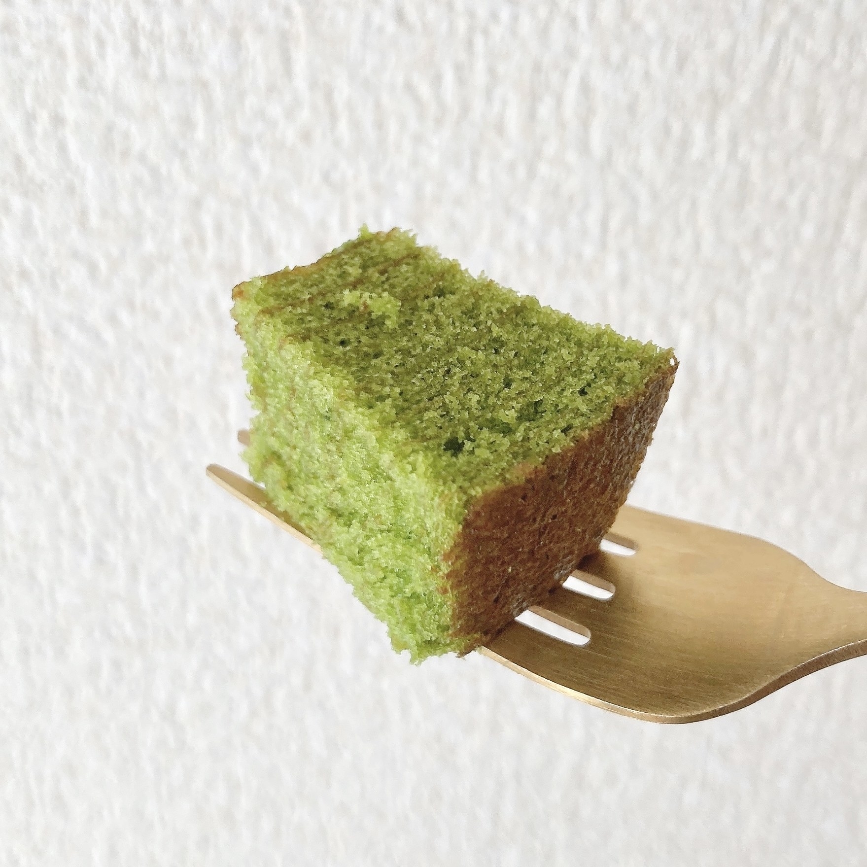 LAWSON(ローソン)のオススメのスイーツ「Uchi Café×森半 お抹茶バウムケーキ」