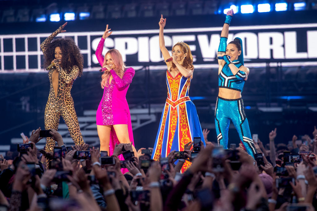4 spice girls on stage without posh