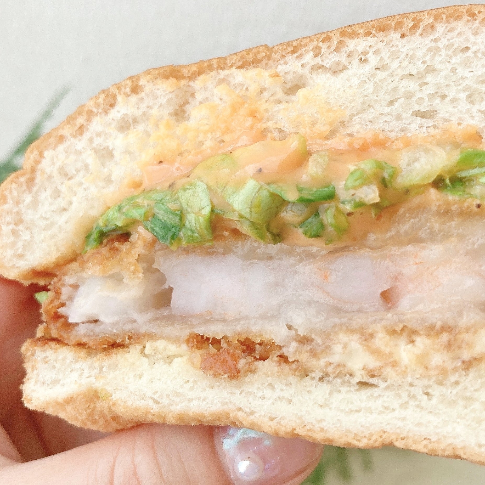 MOS BURGER(モスバーガー)のオススメの期間限定メニュー「エビマヨソースの海老カツバーガー」