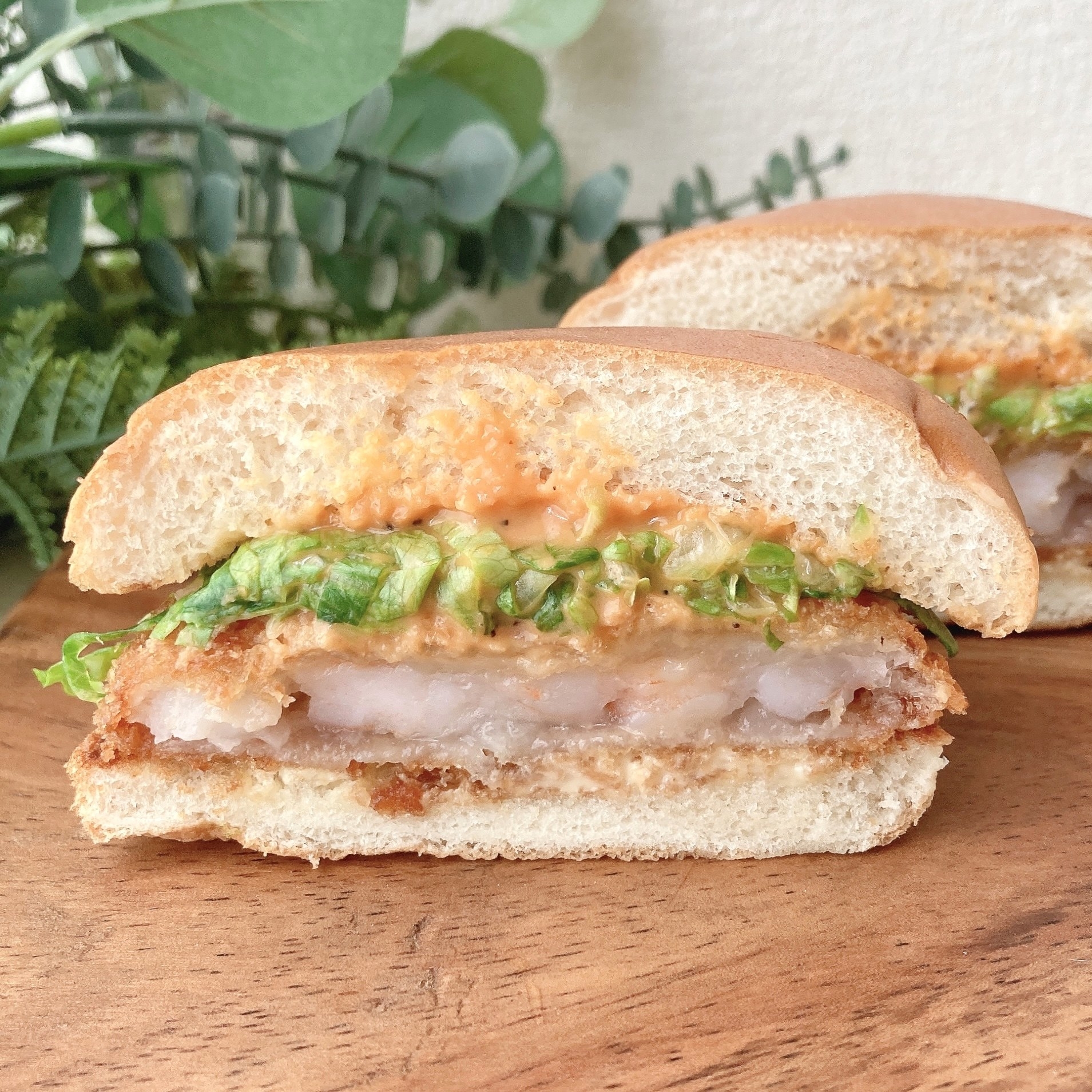 MOS BURGER(モスバーガー)のオススメの期間限定メニュー「エビマヨソースの海老カツバーガー」