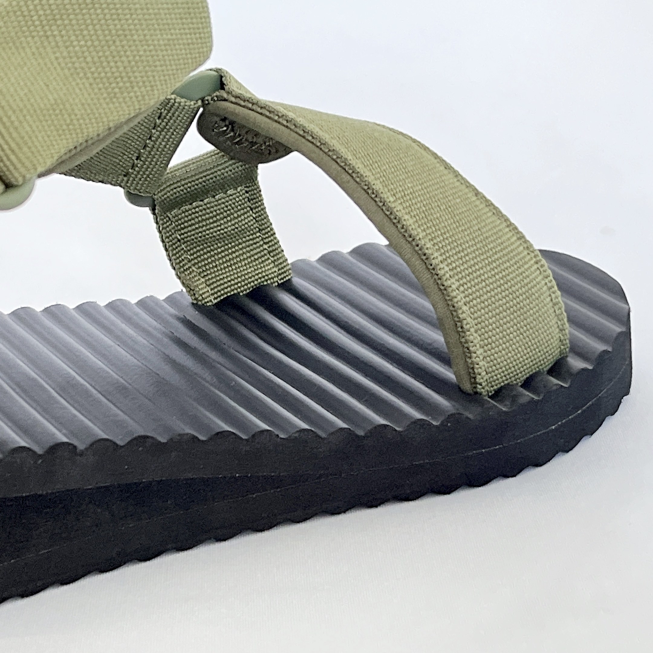 無印良品のおすすめファッション小物「波型ソール テープベルトサンダル」