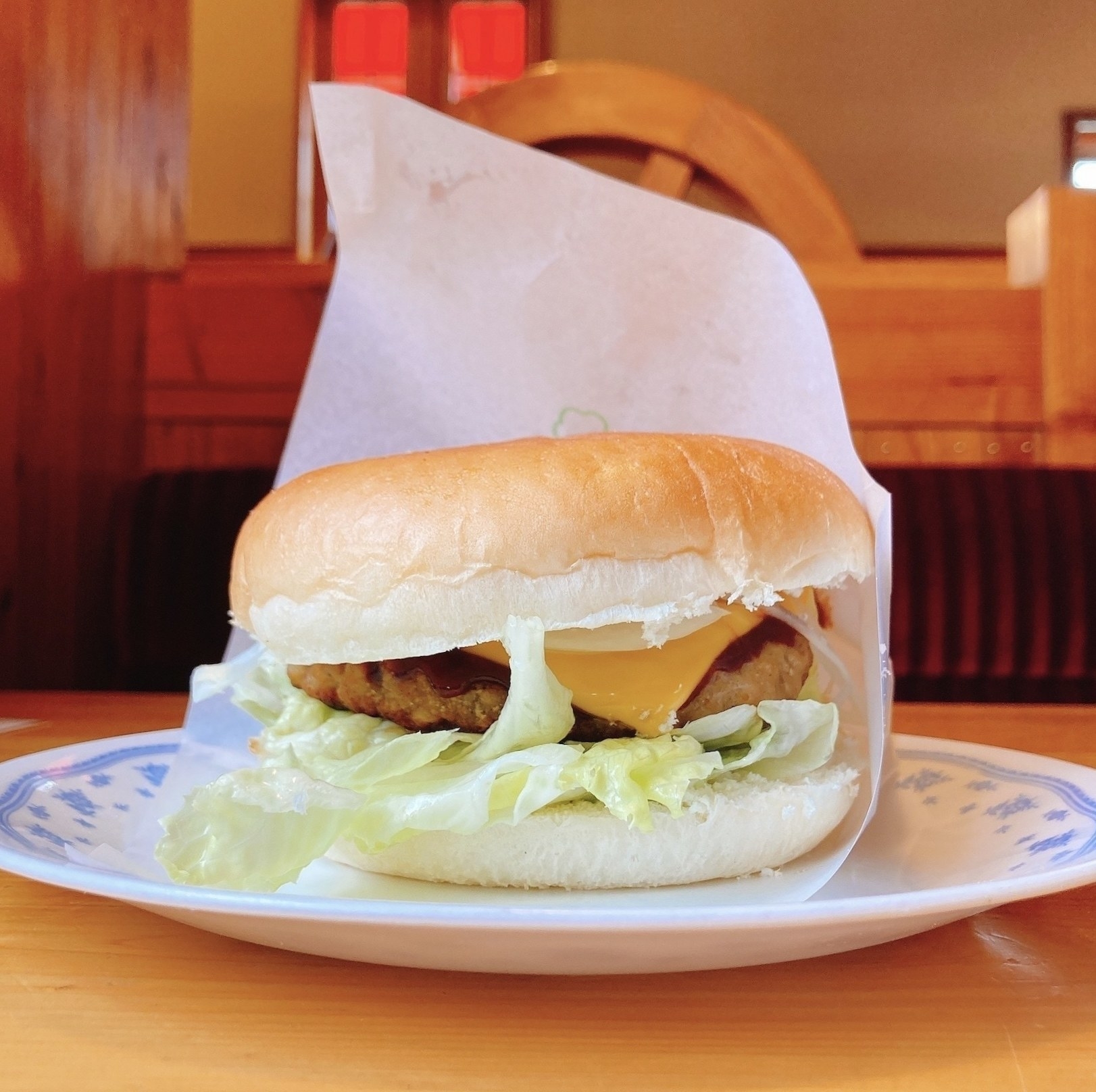 コメダ珈琲店のオススメのバーガー「自慢のドミグラスバーガー」