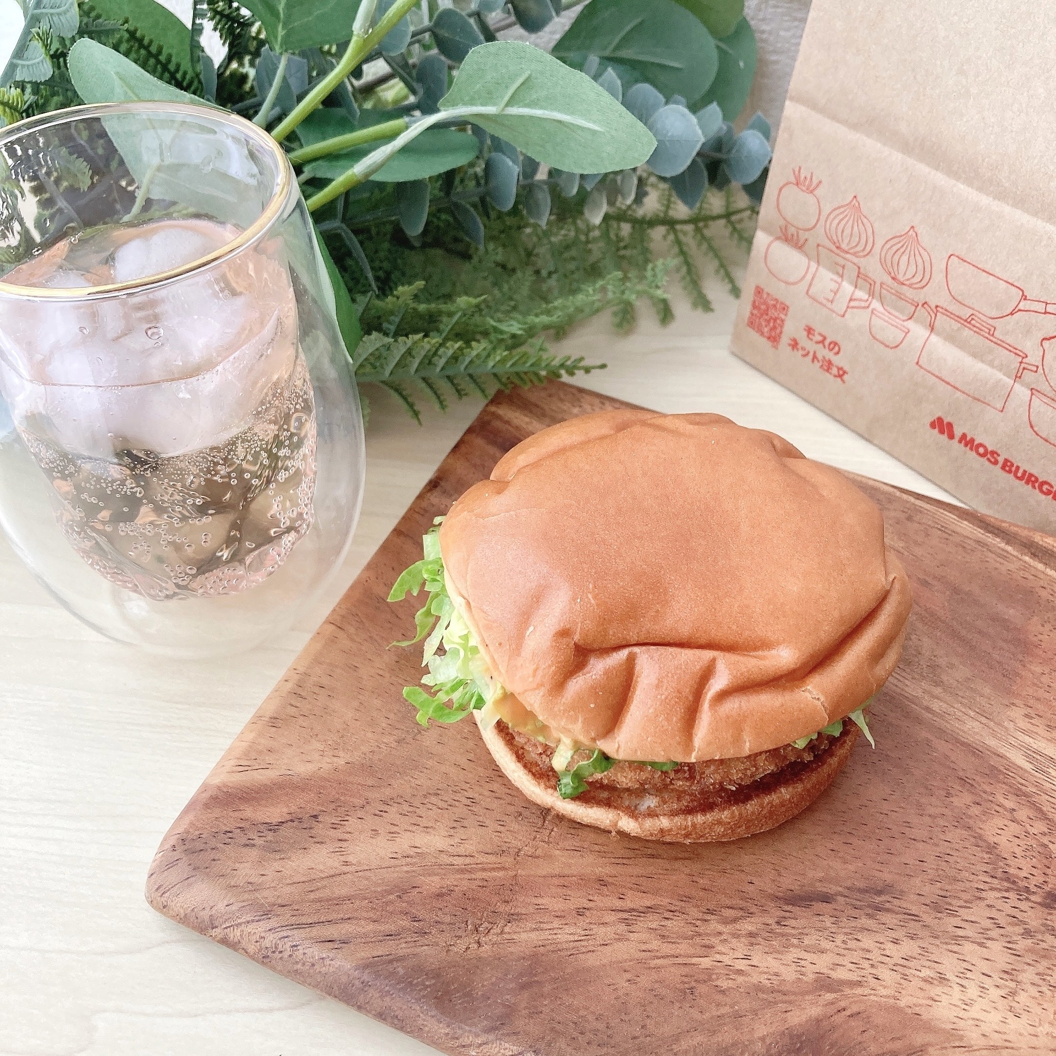 MOS BURGER（モスバーガー）のオススメの期間限定メニュー「エビマヨソースの海老カツバーガー」