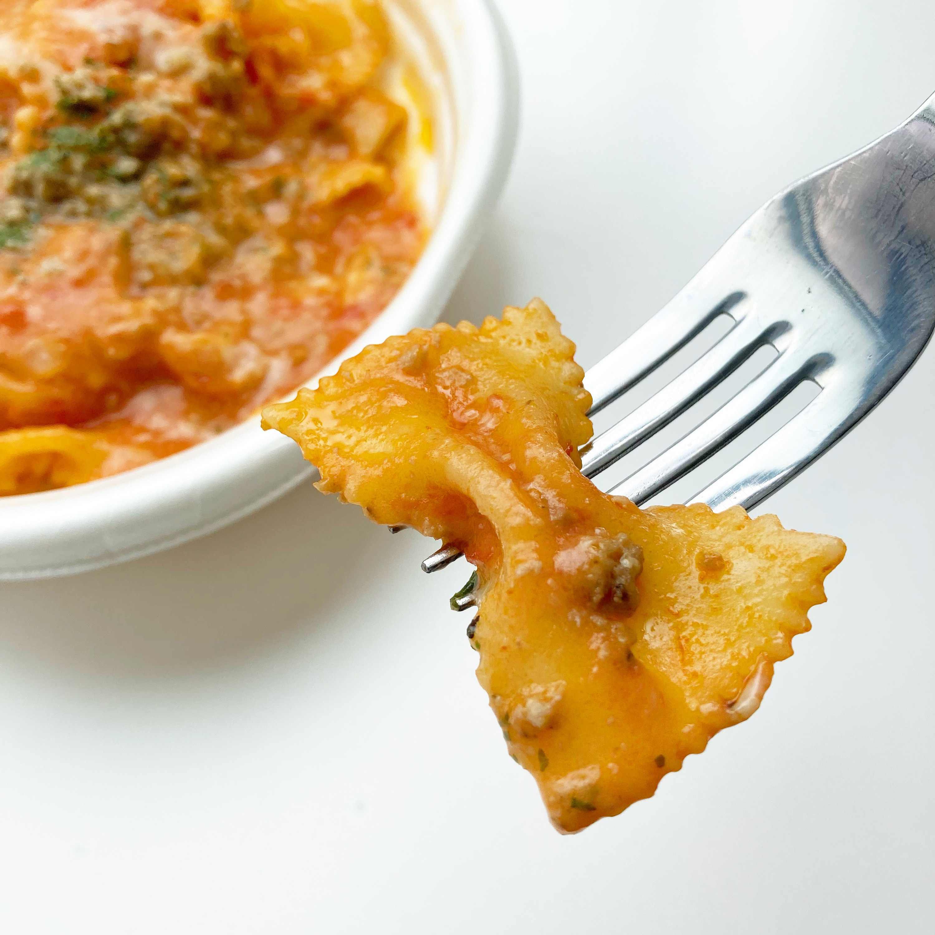 セブン-イレブンの本格パスタ「ショートパスタ粗挽きポークのトマトクリームファルファーレ使用」