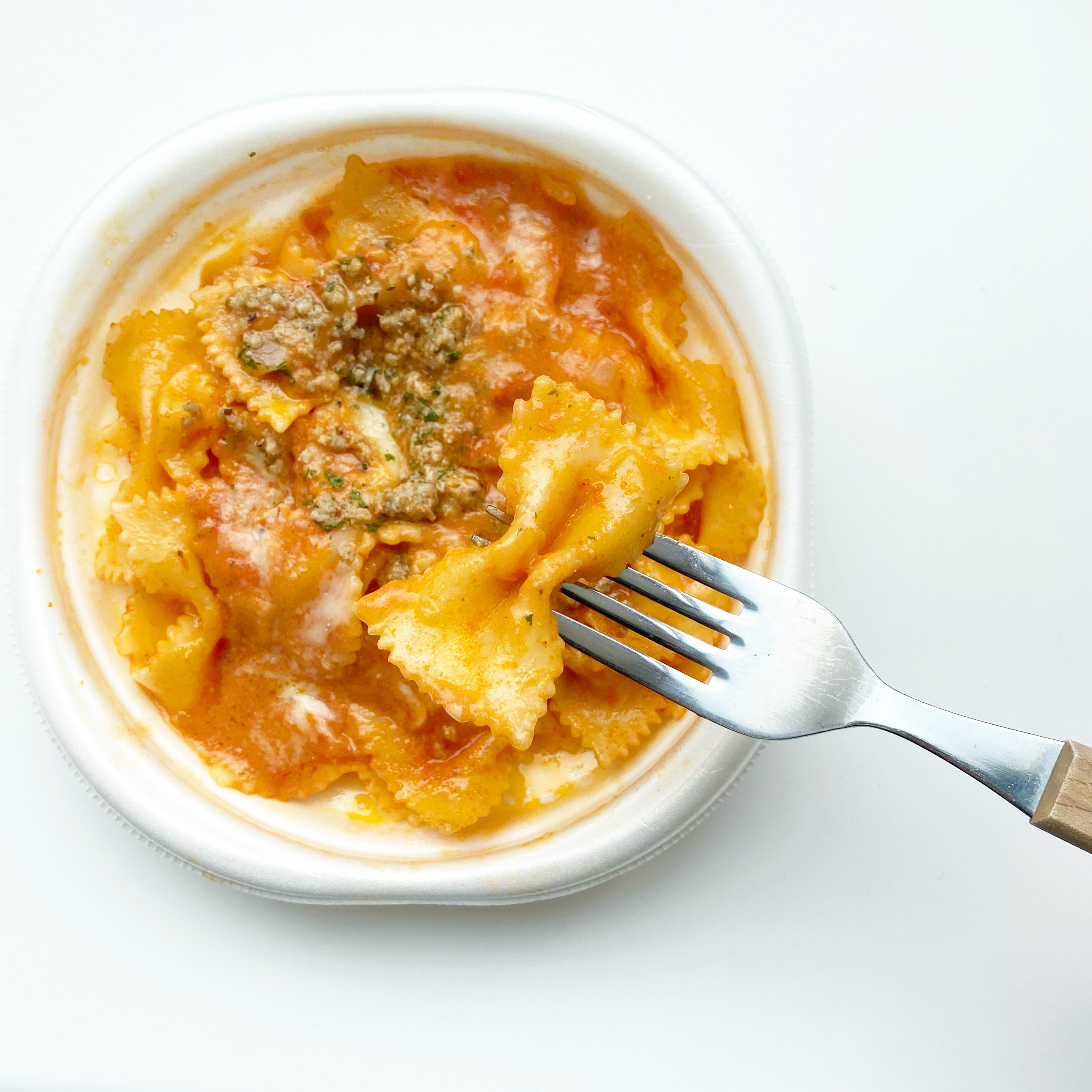 セブン-イレブンの本格パスタ「ショートパスタ粗挽きポークのトマトクリームファルファーレ使用」