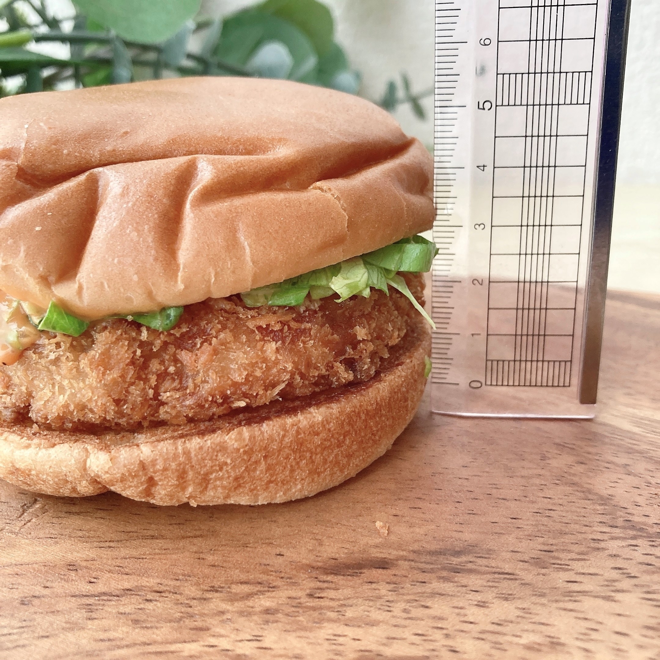 MOS BURGER（モスバーガー）のオススメの期間限定メニュー「エビマヨソースの海老カツバーガー」