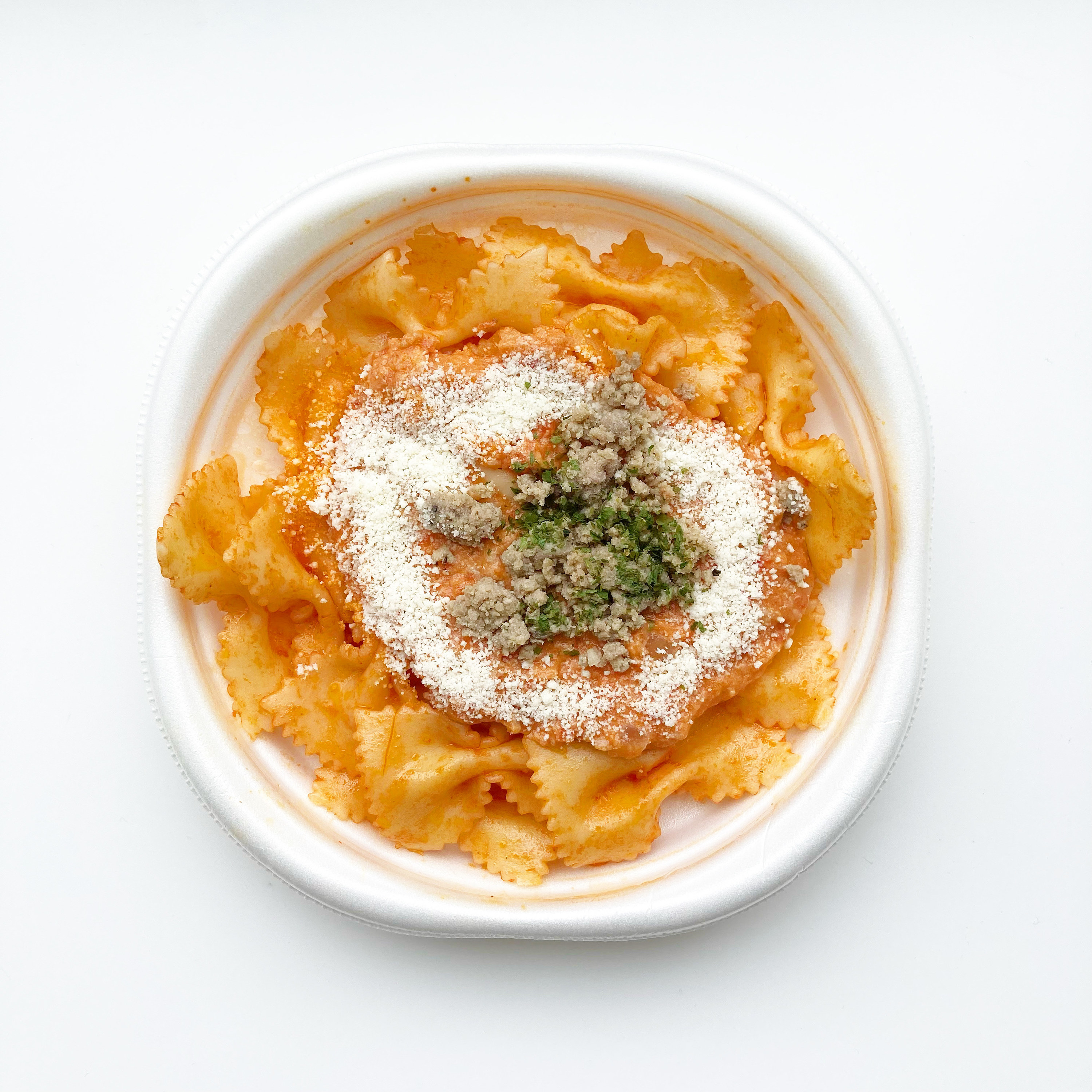 セブン-イレブンの本格パスタ「ショートパスタ粗挽きポークのトマトクリームファルファーレ使用」