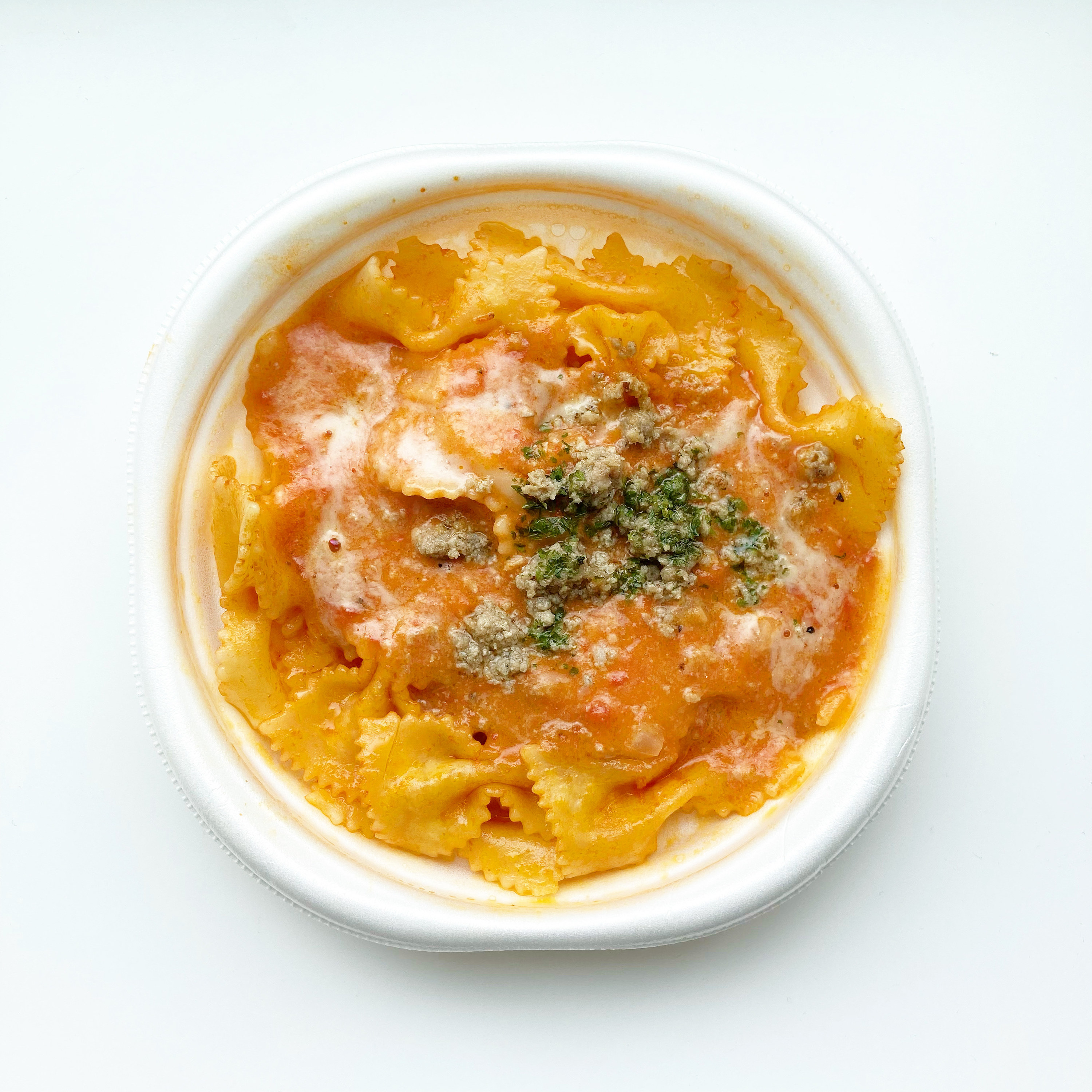 セブン-イレブンの本格パスタ「ショートパスタ粗挽きポークのトマトクリームファルファーレ使用」