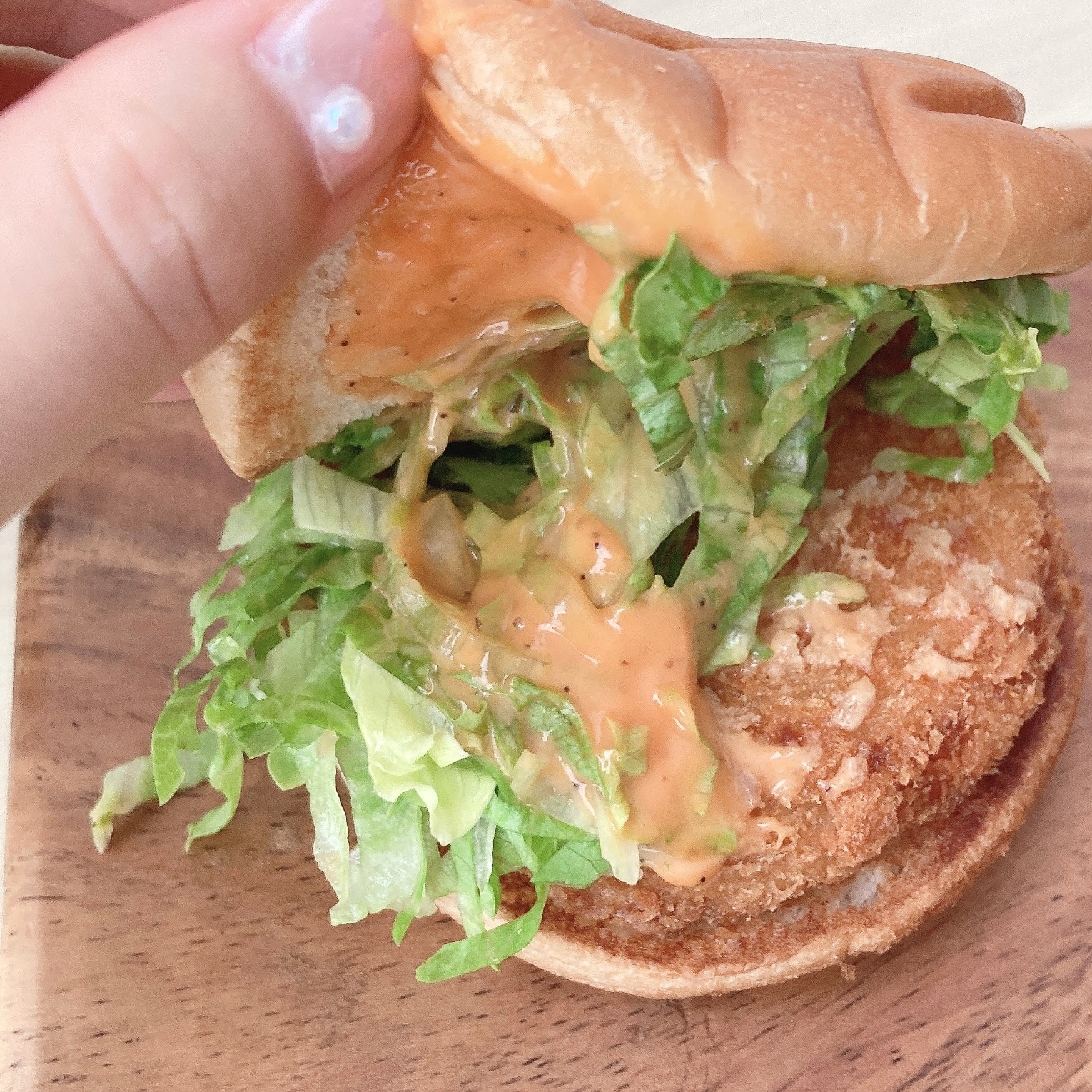 MOS BURGER（モスバーガー）のオススメの期間限定メニュー「エビマヨソースの海老カツバーガー」