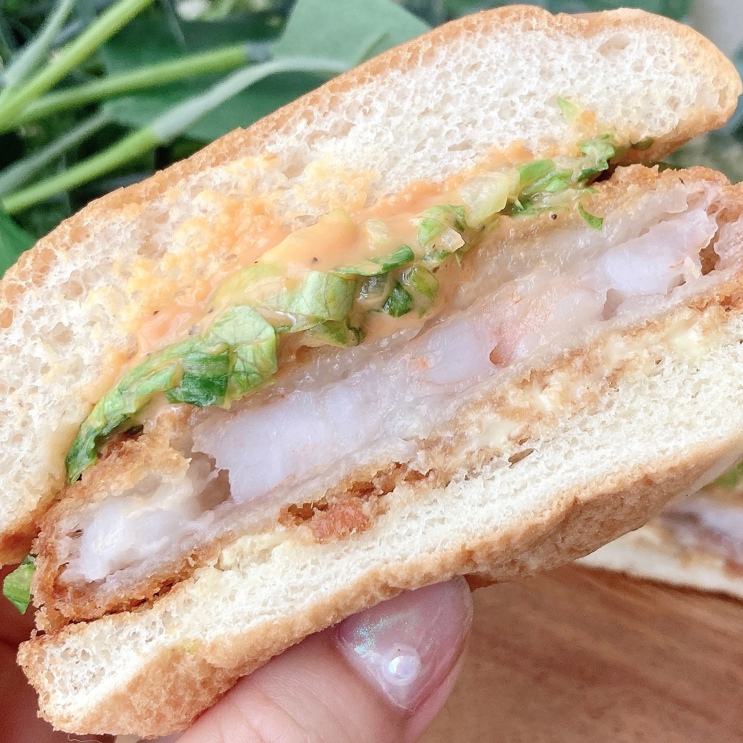 MOS BURGER（モスバーガー）のオススメの期間限定メニュー「エビマヨソースの海老カツバーガー」