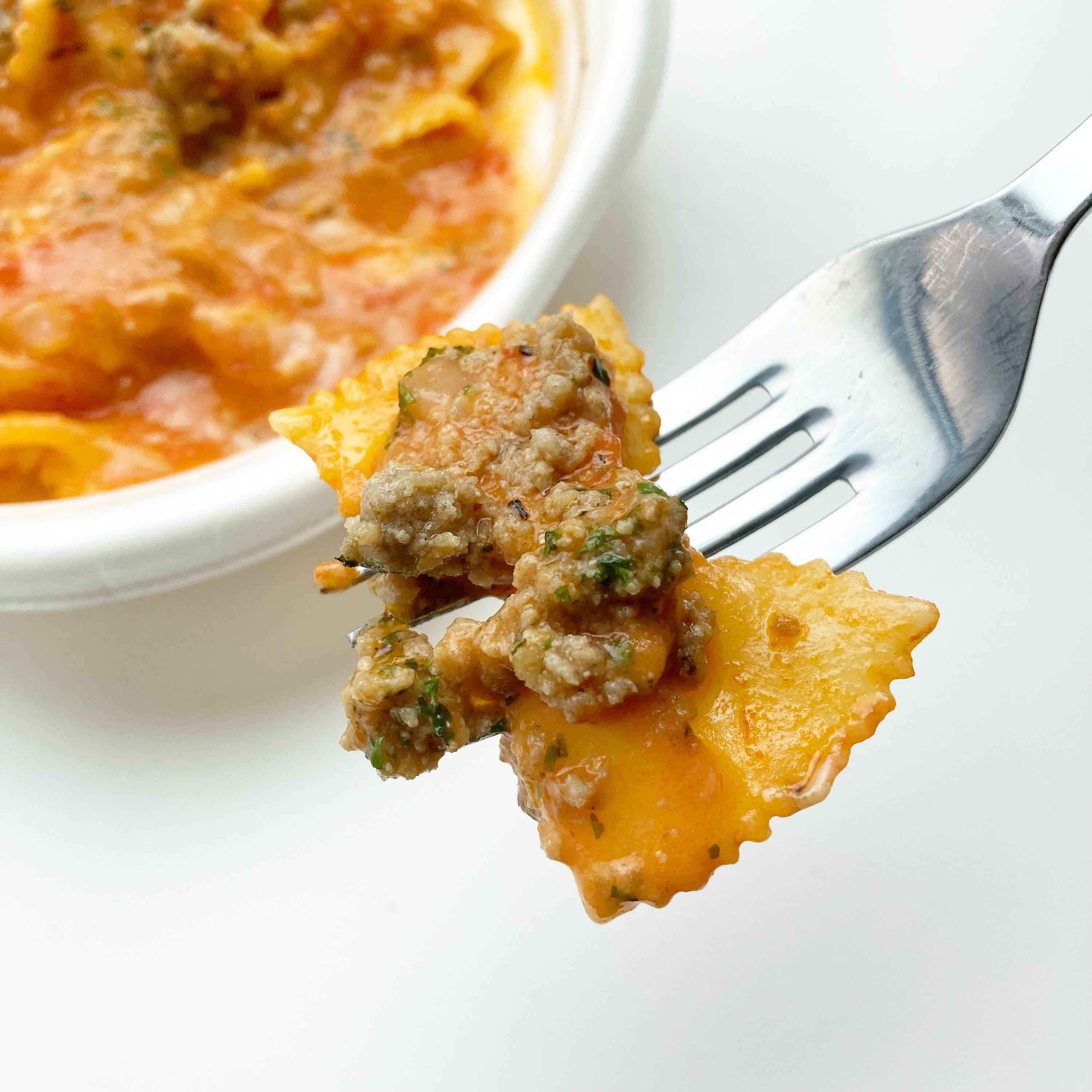 セブン-イレブンの本格パスタ「ショートパスタ粗挽きポークのトマトクリームファルファーレ使用」