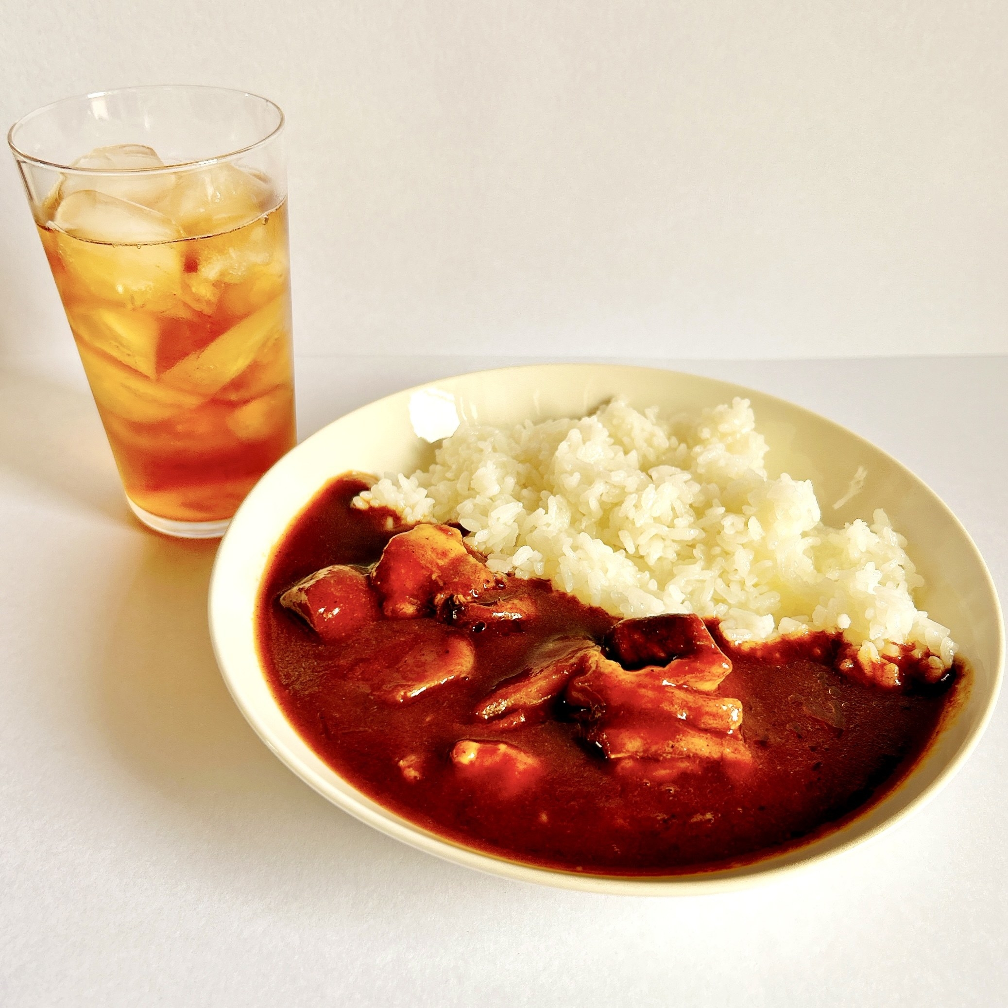 FamilyMart（ファミリーマート）のオススメのチルド惣菜「こだわりの二段仕込み絶品ビーフカレー」