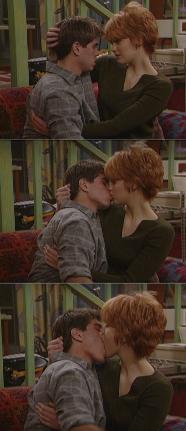 杰克和瑞秋在沙发上亲吻
