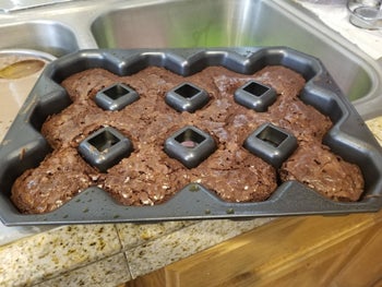 the 3 column by 4 row pan, which makes a dozen octagonal brownies, connected to each other by the 3-4 sides of each octagon