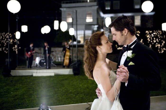 Rachel McAdams and Eric Bana dancing as bride and groom in The Time Traveler&#x27;s Wife