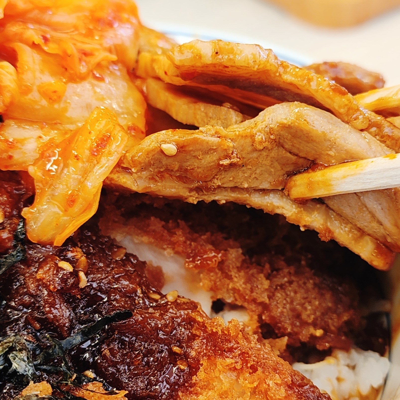 かつやのおすすめ期間限定メニュー「豚カルビ焼肉とチキンカツの合い盛り丼」