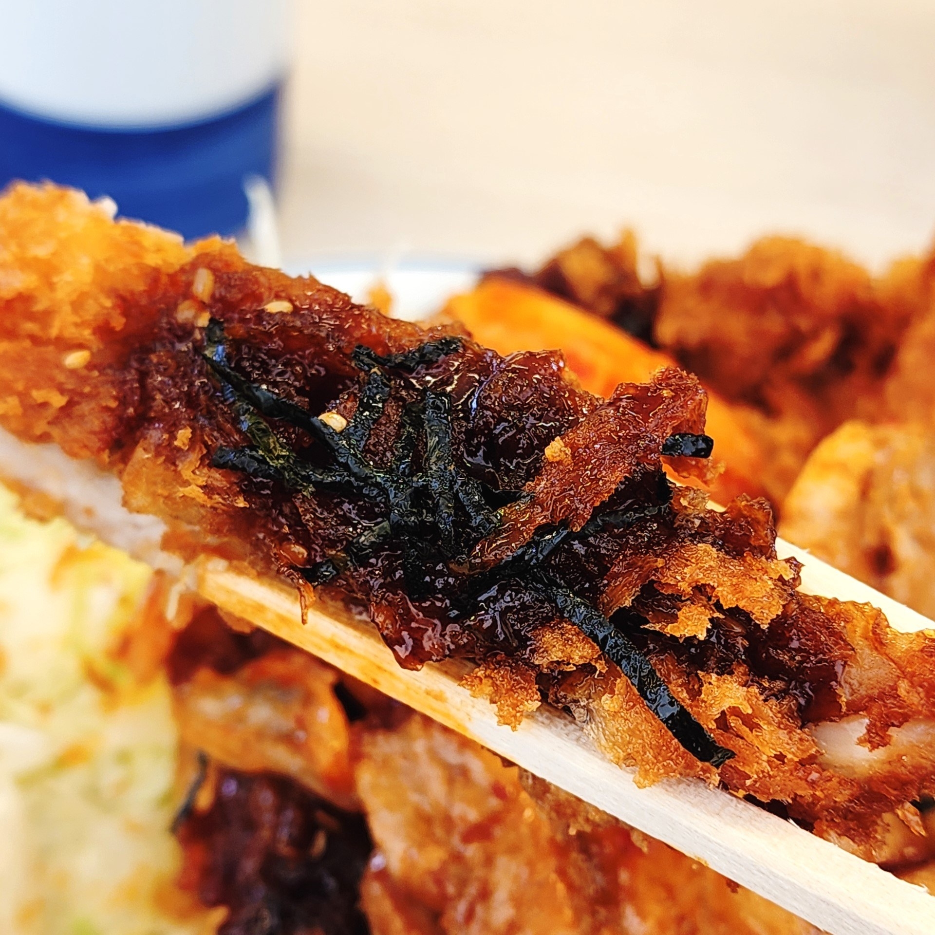 かつやのおすすめ期間限定メニュー「豚カルビ焼肉とチキンカツの合い盛り丼」