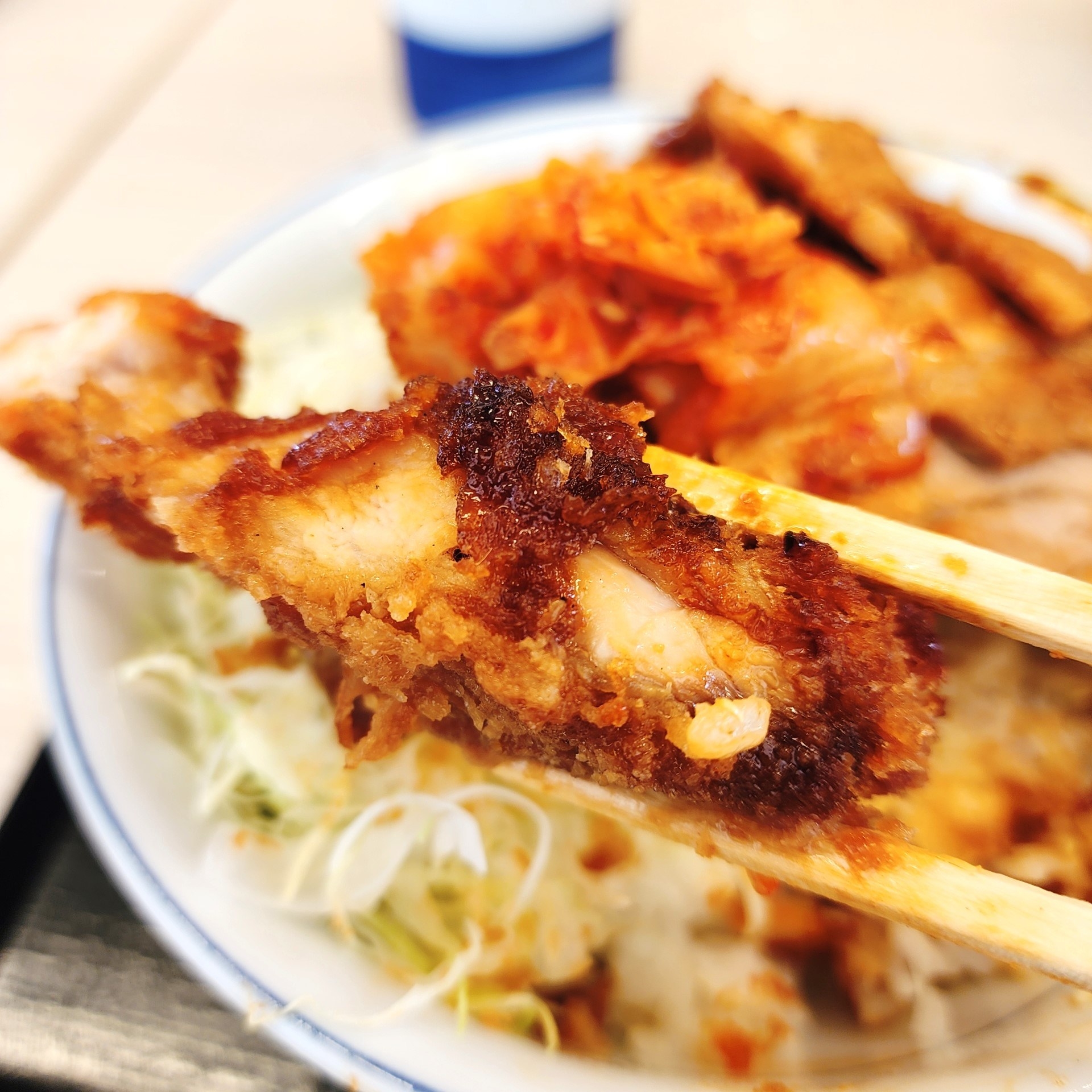 かつやのおすすめ期間限定メニュー「豚カルビ焼肉とチキンカツの合い盛り丼」