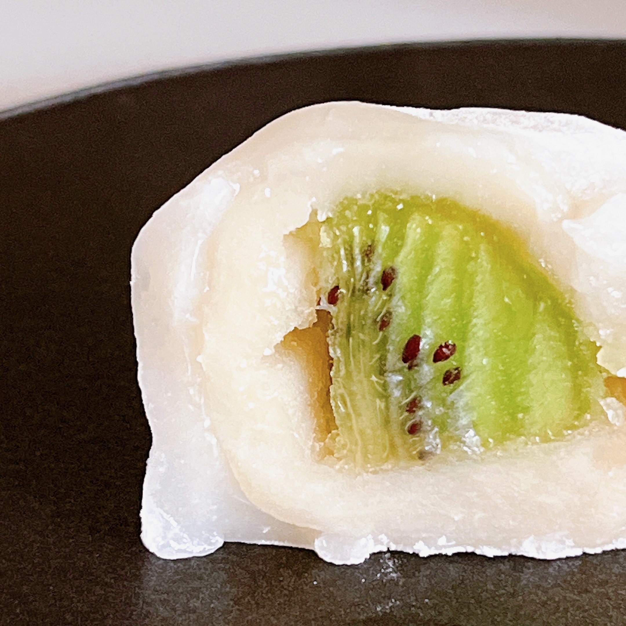 LAWSON（ローソン）のおすすめスイーツ「ごろっとキウイ大福」