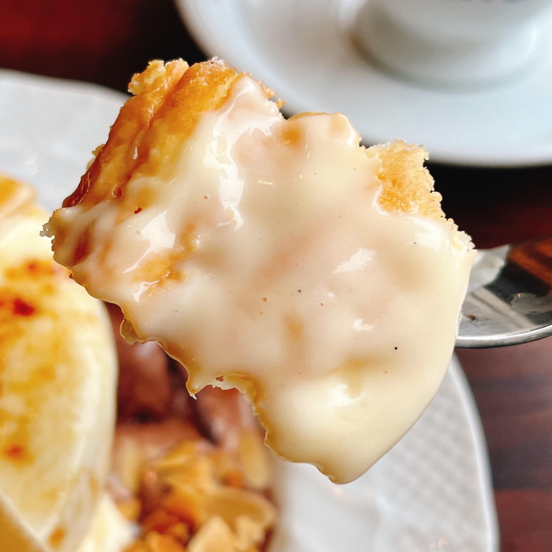 星乃珈琲店の夏スイーツ「バナナカスタードブリュレのスフレパンケーキ 〜チョコアイス添え〜」