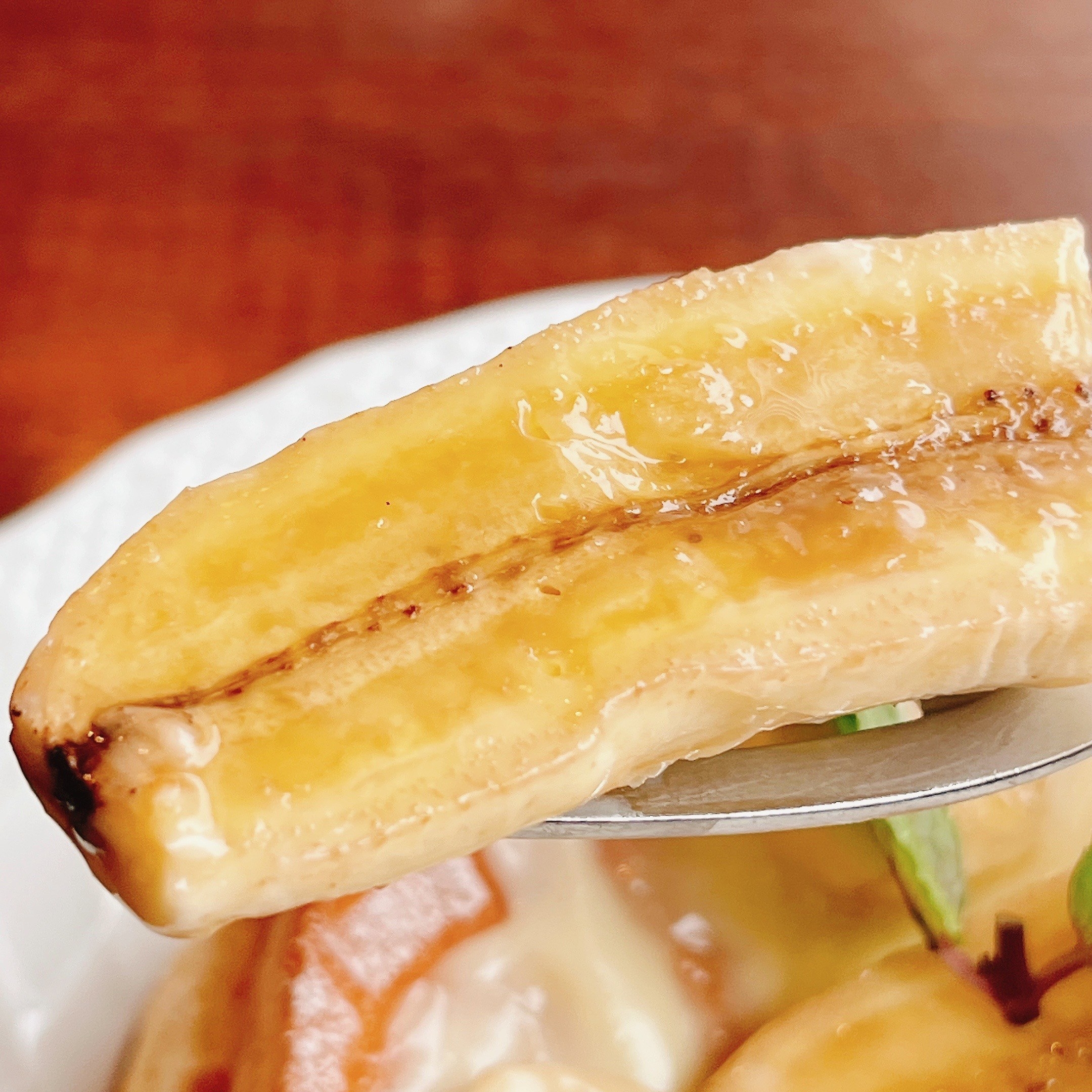 星乃珈琲店の夏スイーツ「バナナカスタードブリュレのスフレパンケーキ 〜チョコアイス添え〜」