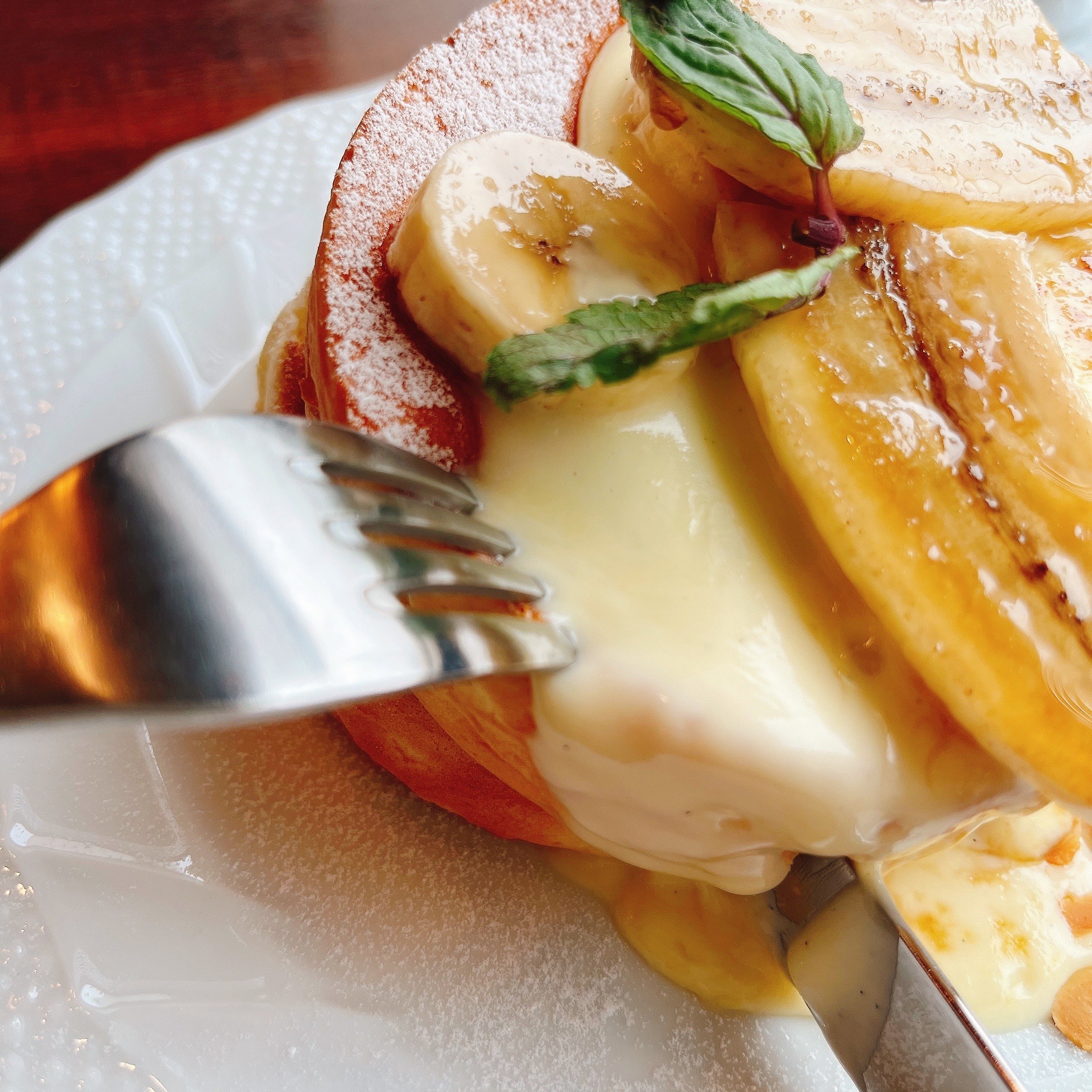 星乃珈琲店の夏スイーツ「バナナカスタードブリュレのスフレパンケーキ 〜チョコアイス添え〜」